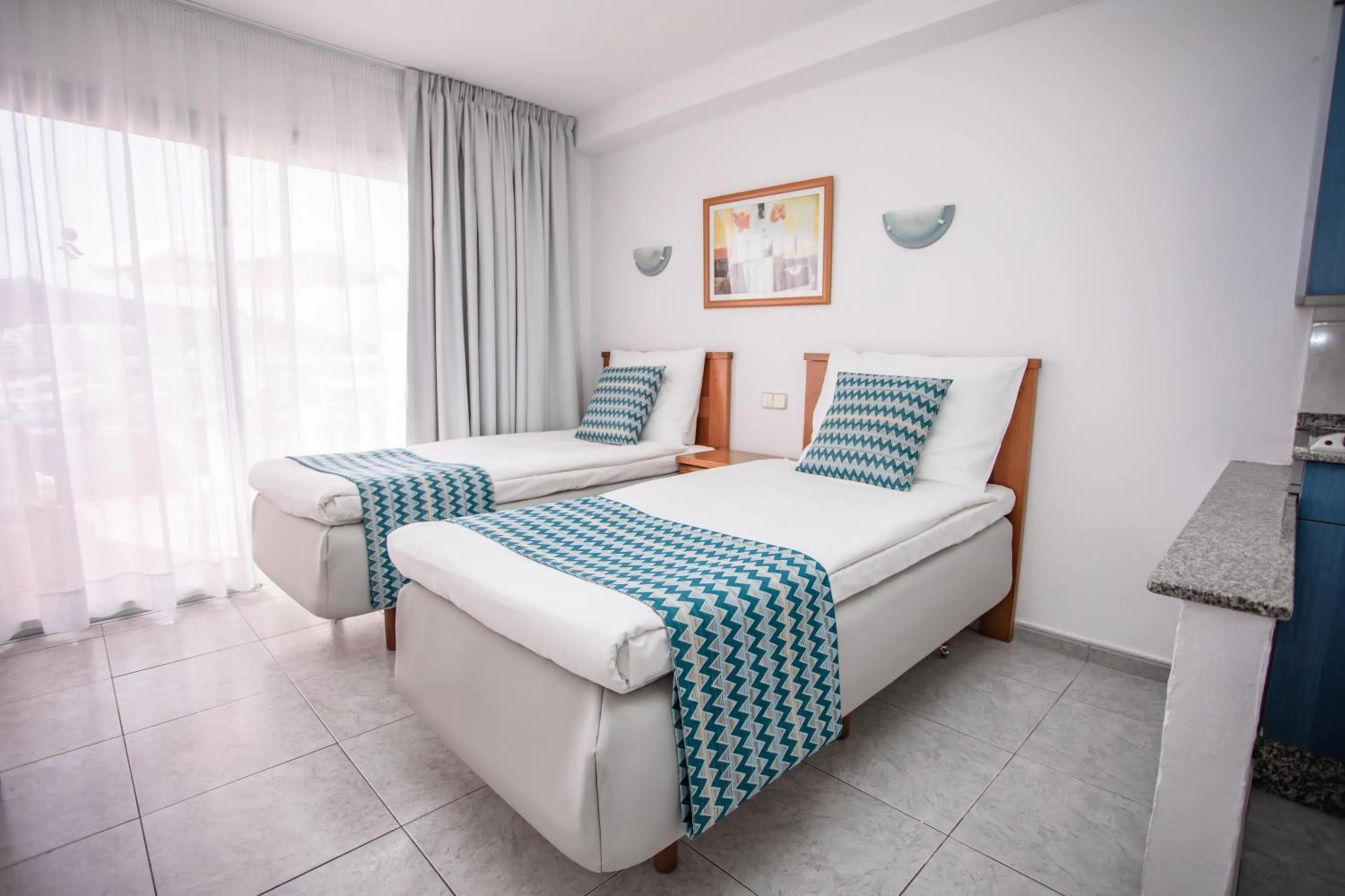 Photo of the whole room, Bed in Servatur Montebello