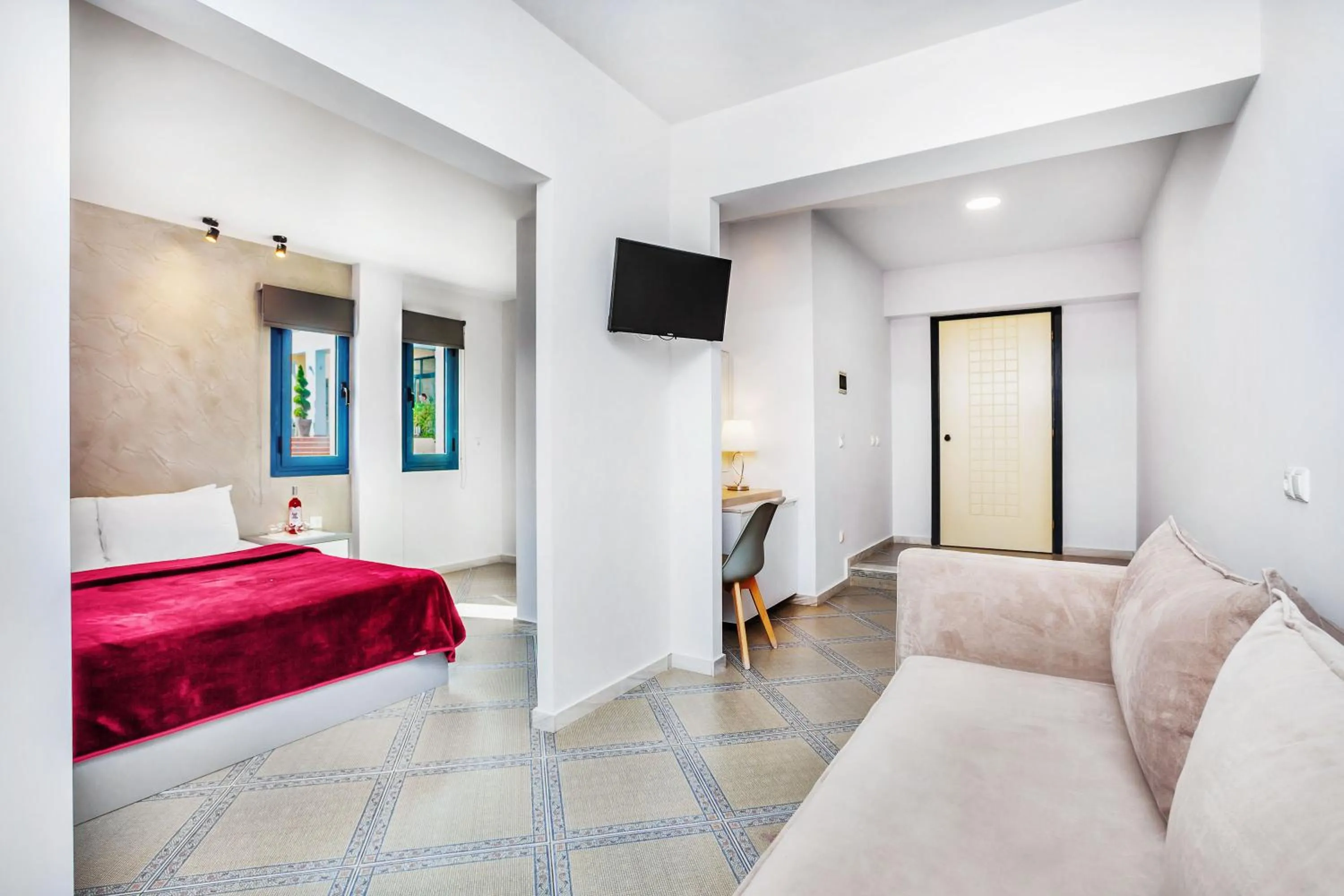 Living room, Bed in Atrium Hotel