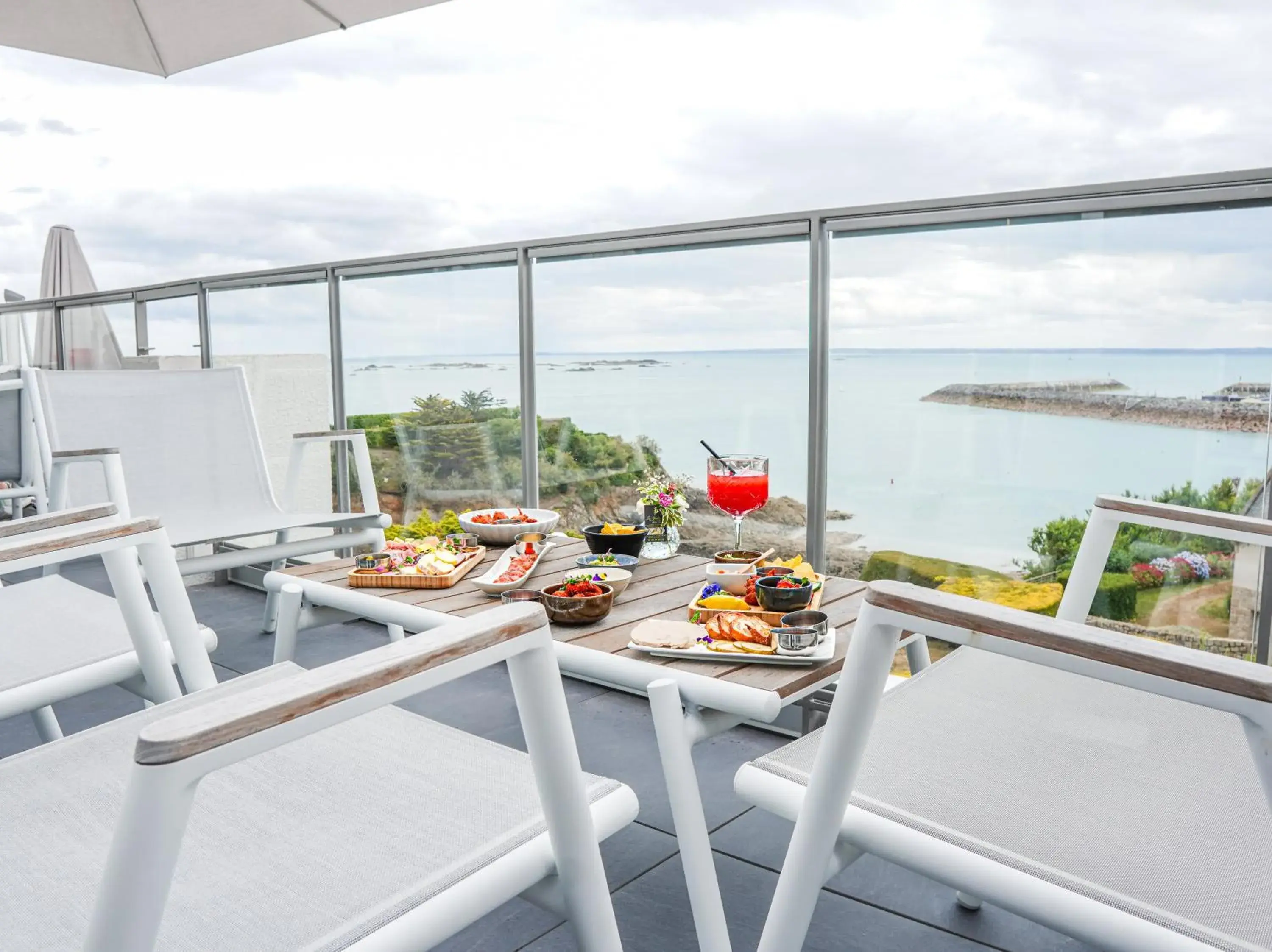 Lounge or bar in Hotel Ker Moor Saint-Quay Portrieux Lounge or bar in Hotel Ker Moor Saint-Quay Portrieux