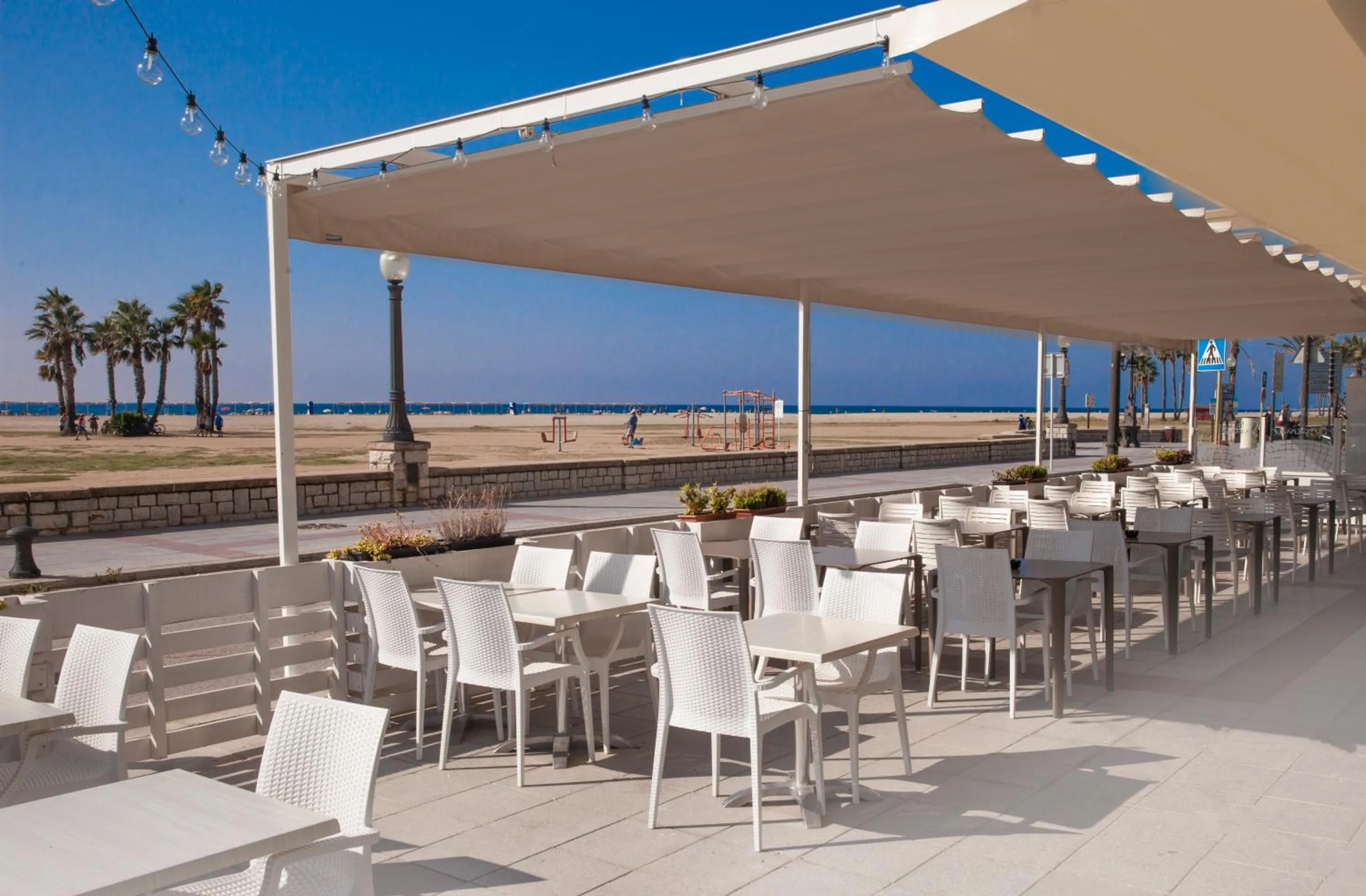 Restaurant/places to eat in Hotel Brisamar Suites