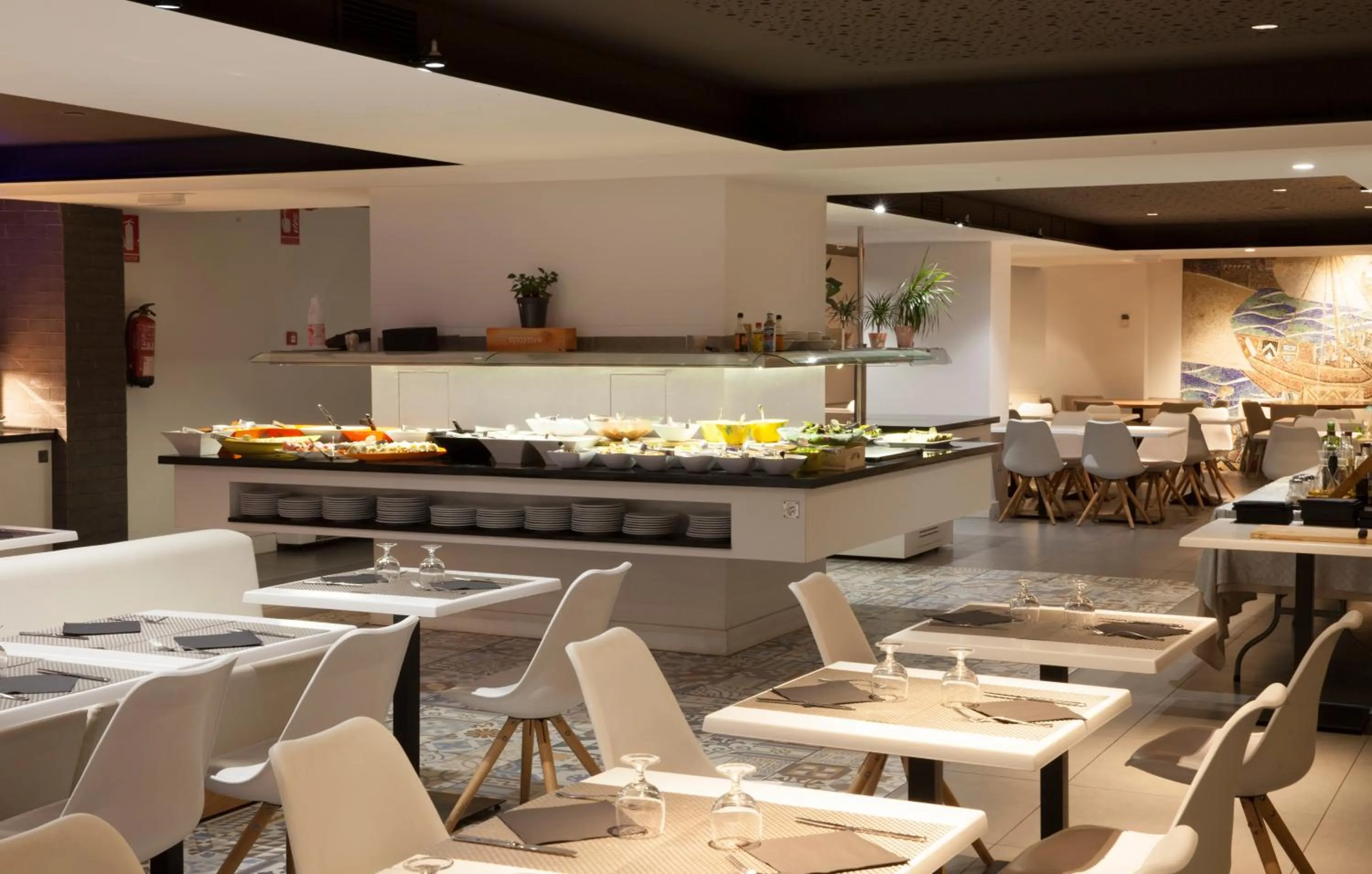 Restaurant/places to eat in Hotel Brisamar Suites