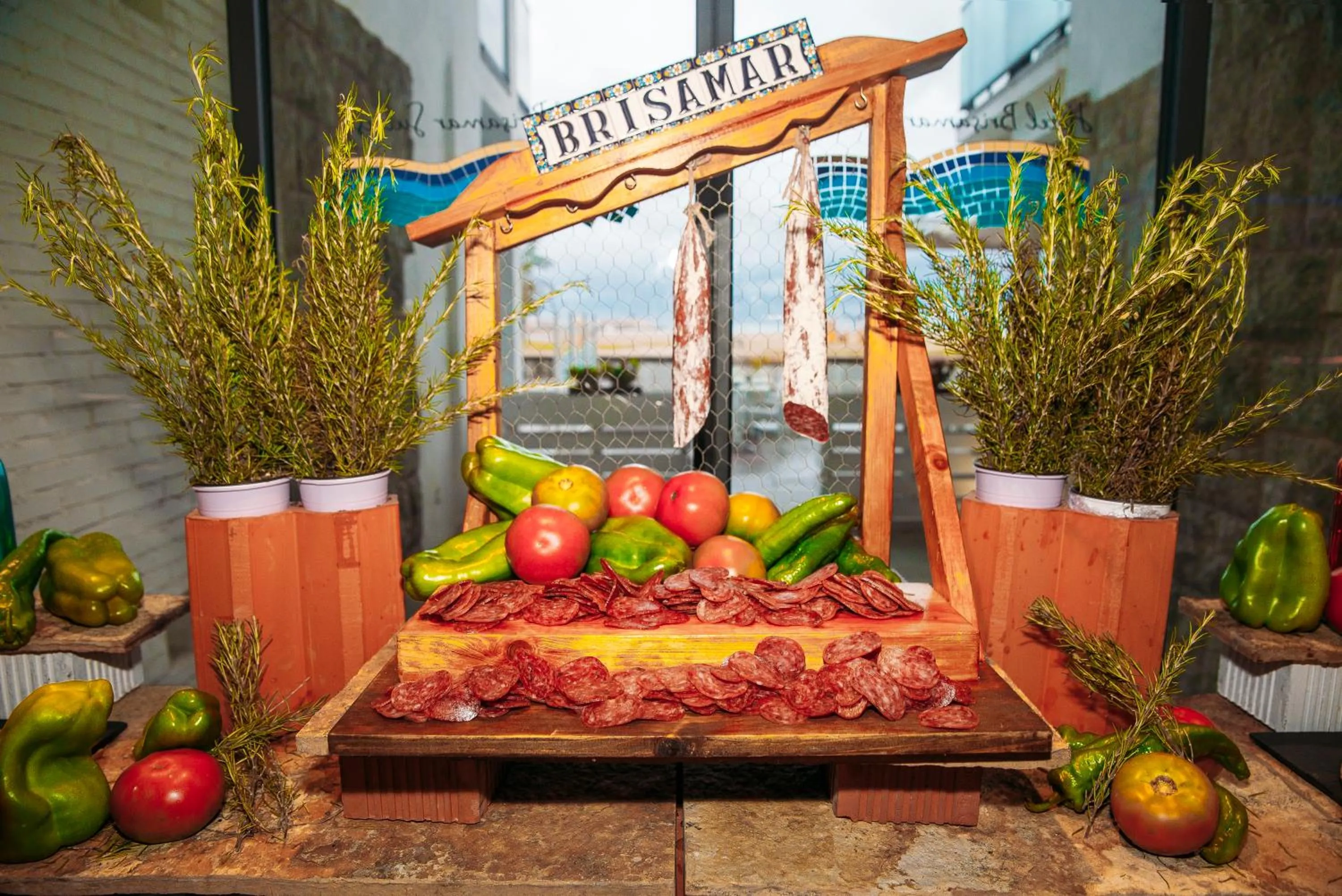 Restaurant/places to eat in Hotel Brisamar Suites