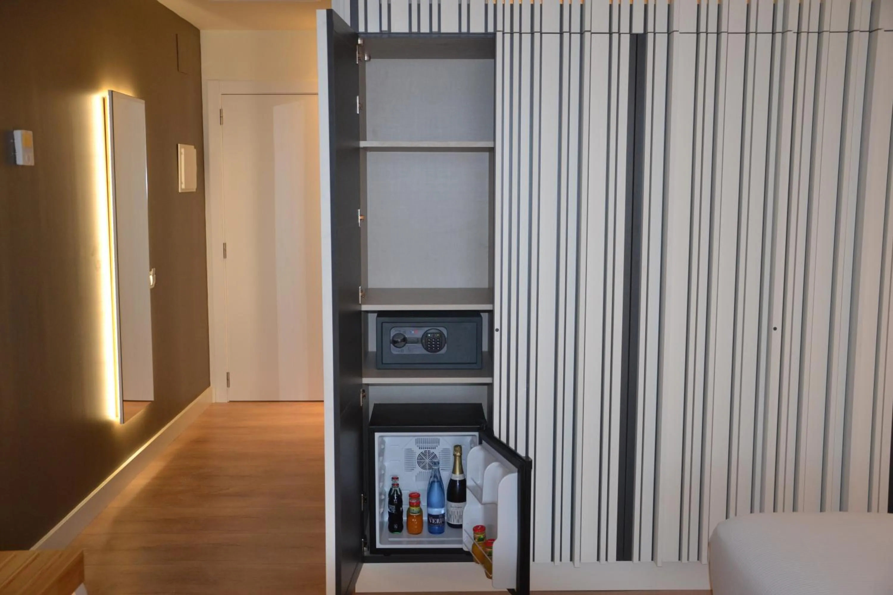 Photo of the whole room in Hotel Brisamar Suites