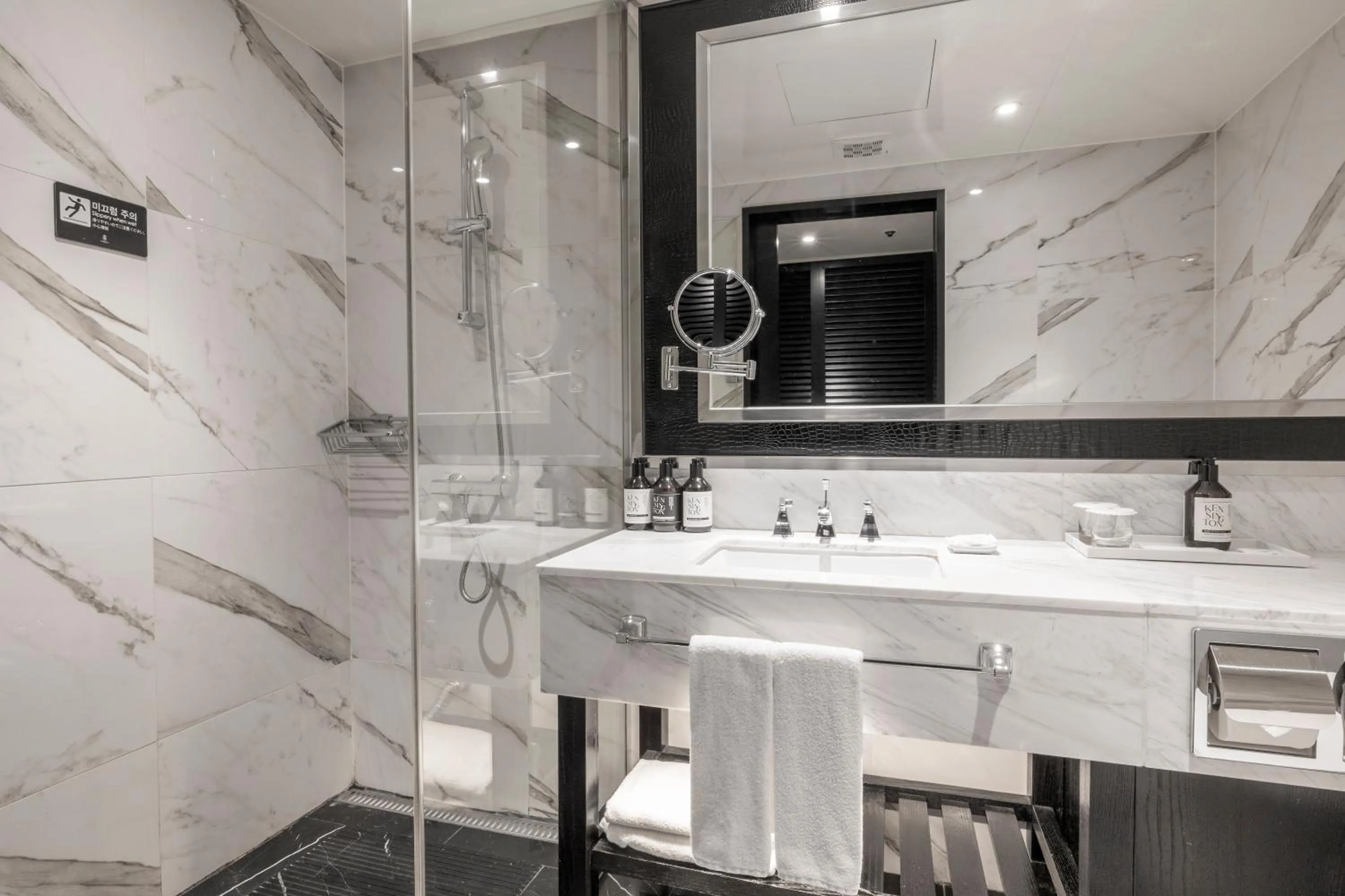 Shower in Kensington Hotel Yeouido