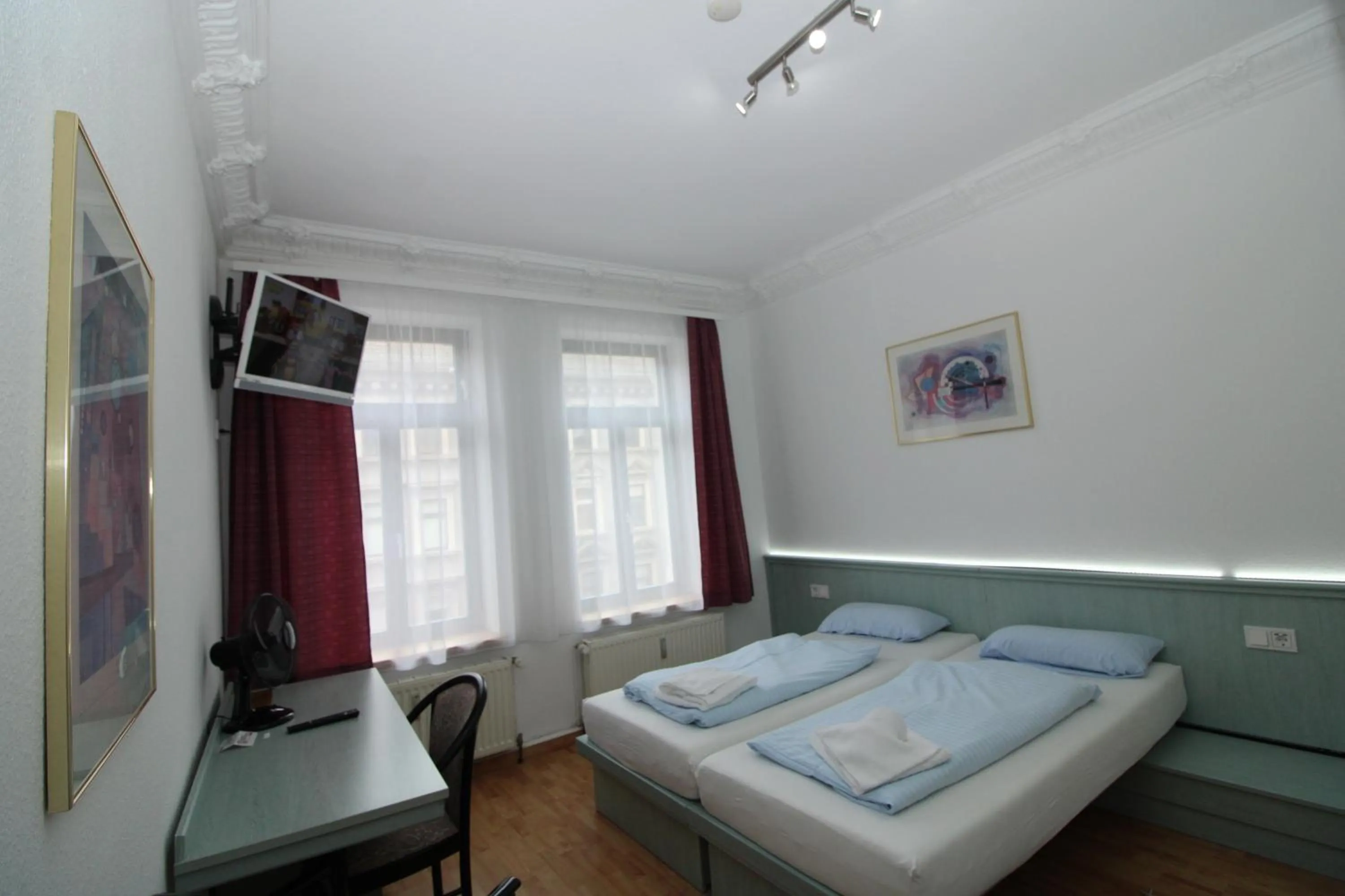 Photo of the whole room, Bed in Space Hotel im Campus der JvP Schule