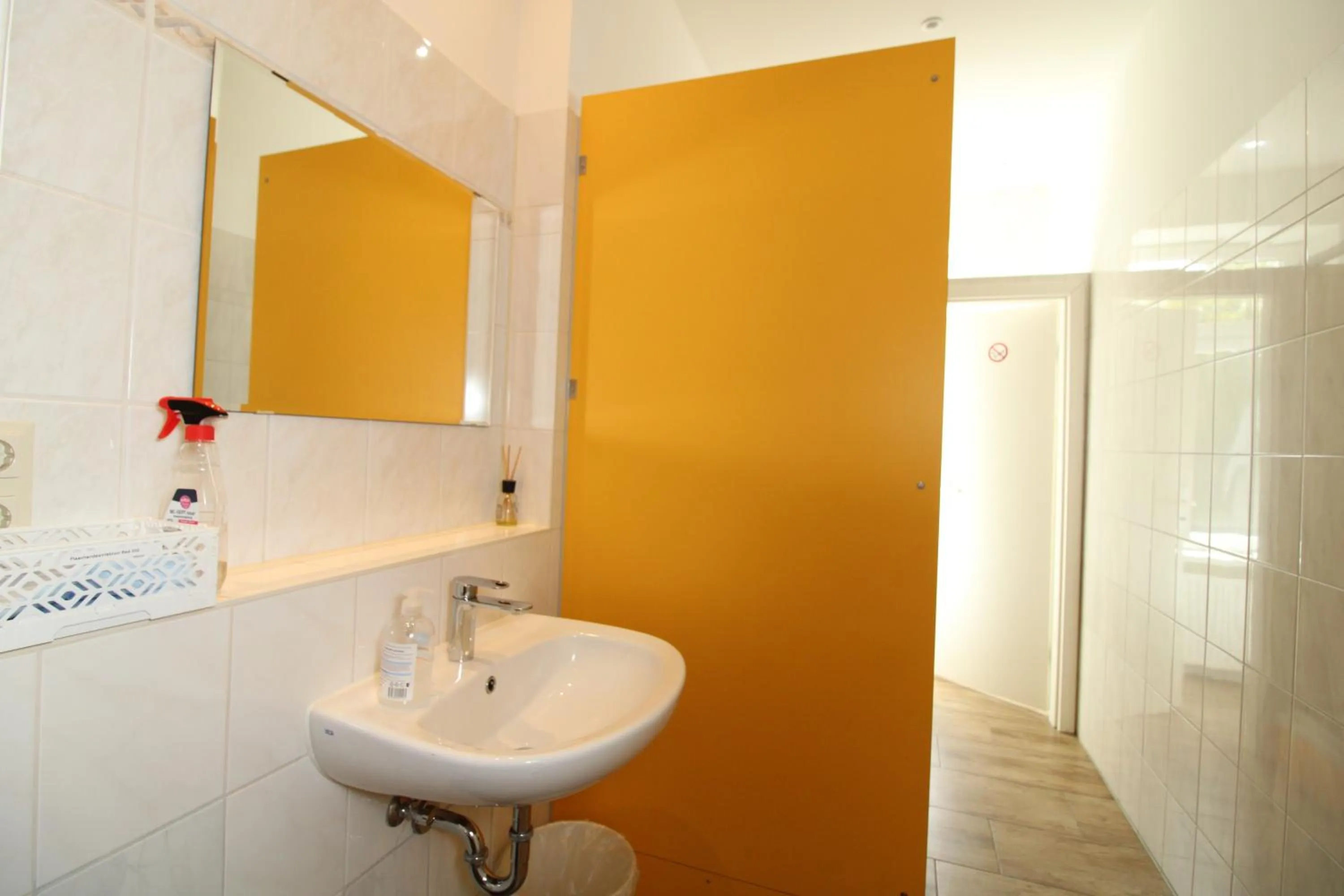 Bathroom in Space Hotel im Campus der JvP Schule