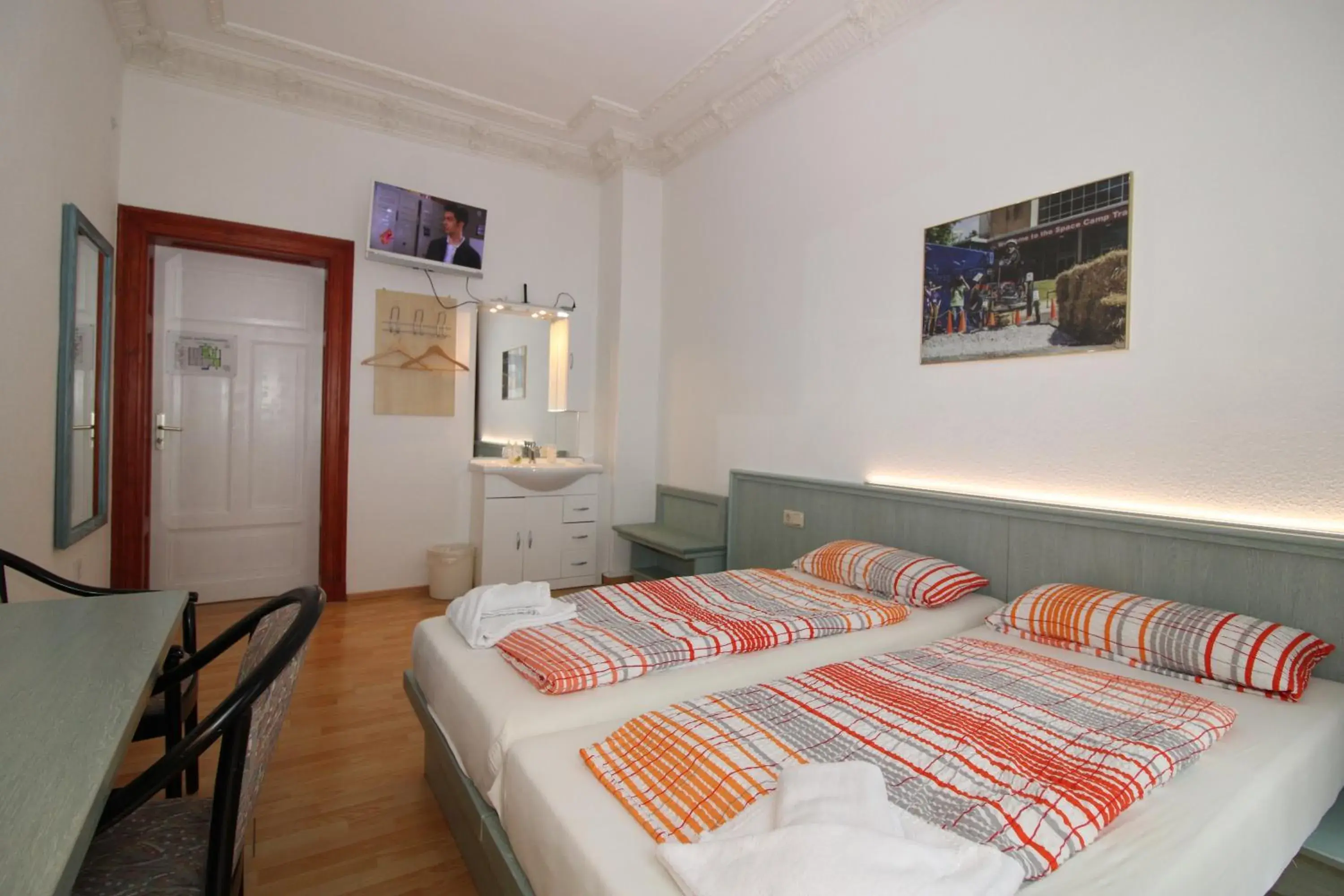 Economy Double Room in Space Hotel im Campus der JvP Schule Economy Double Room in Space Hotel im Campus der JvP Schule