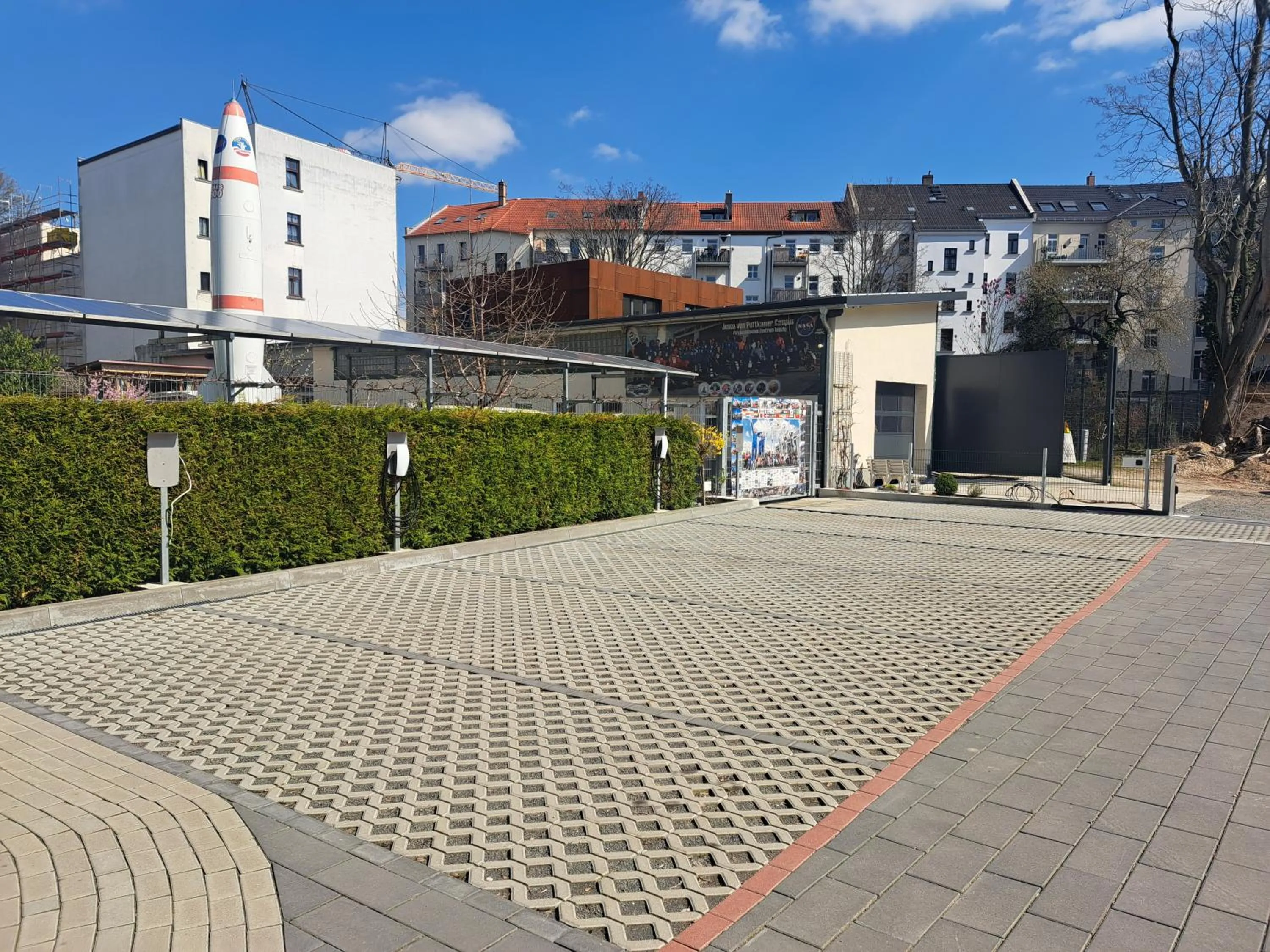 Parking in Space Hotel im Campus der JvP Schule