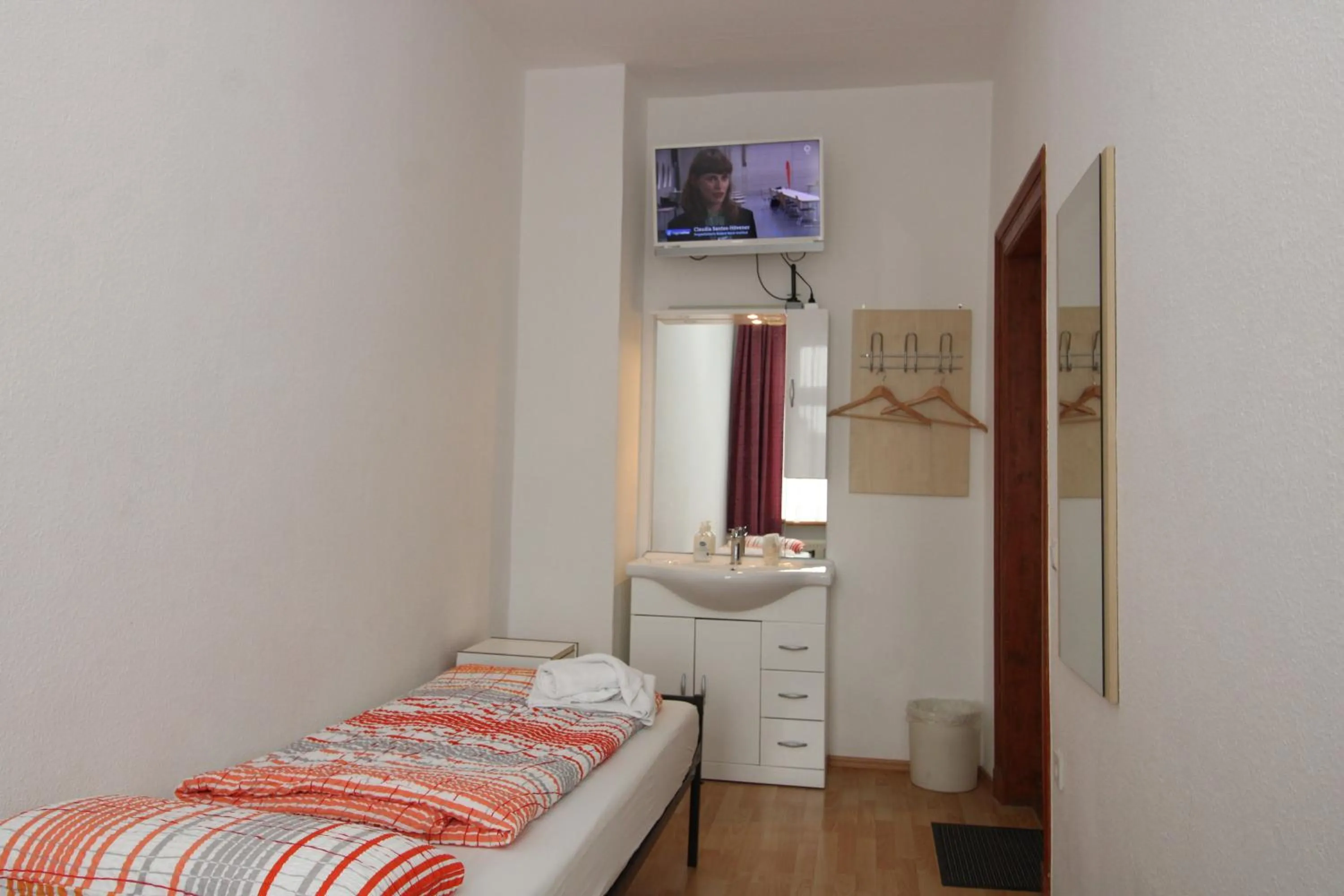 Photo of the whole room, Bed in Space Hotel im Campus der JvP Schule