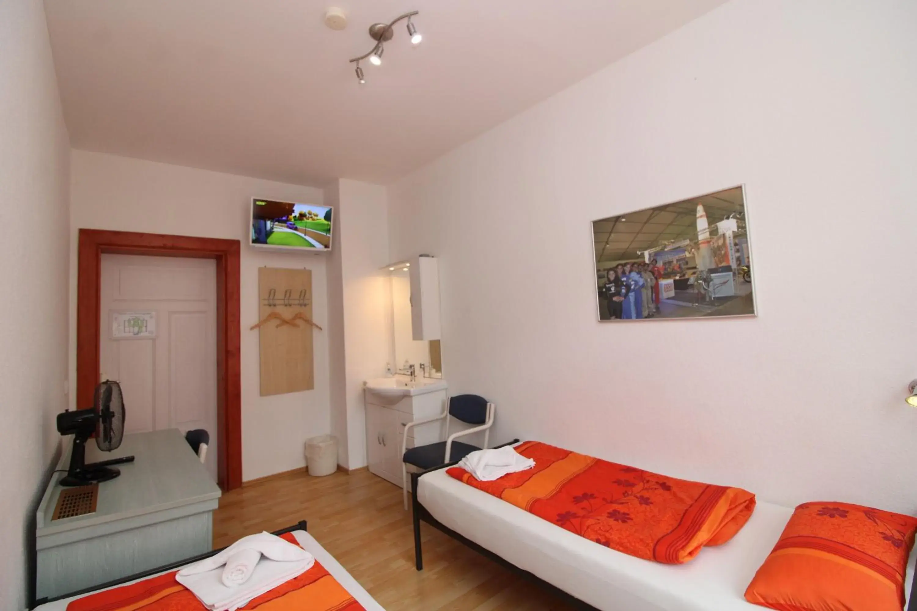 Economy Twin Room in Space Hotel im Campus der JvP Schule Economy Twin Room in Space Hotel im Campus der JvP Schule