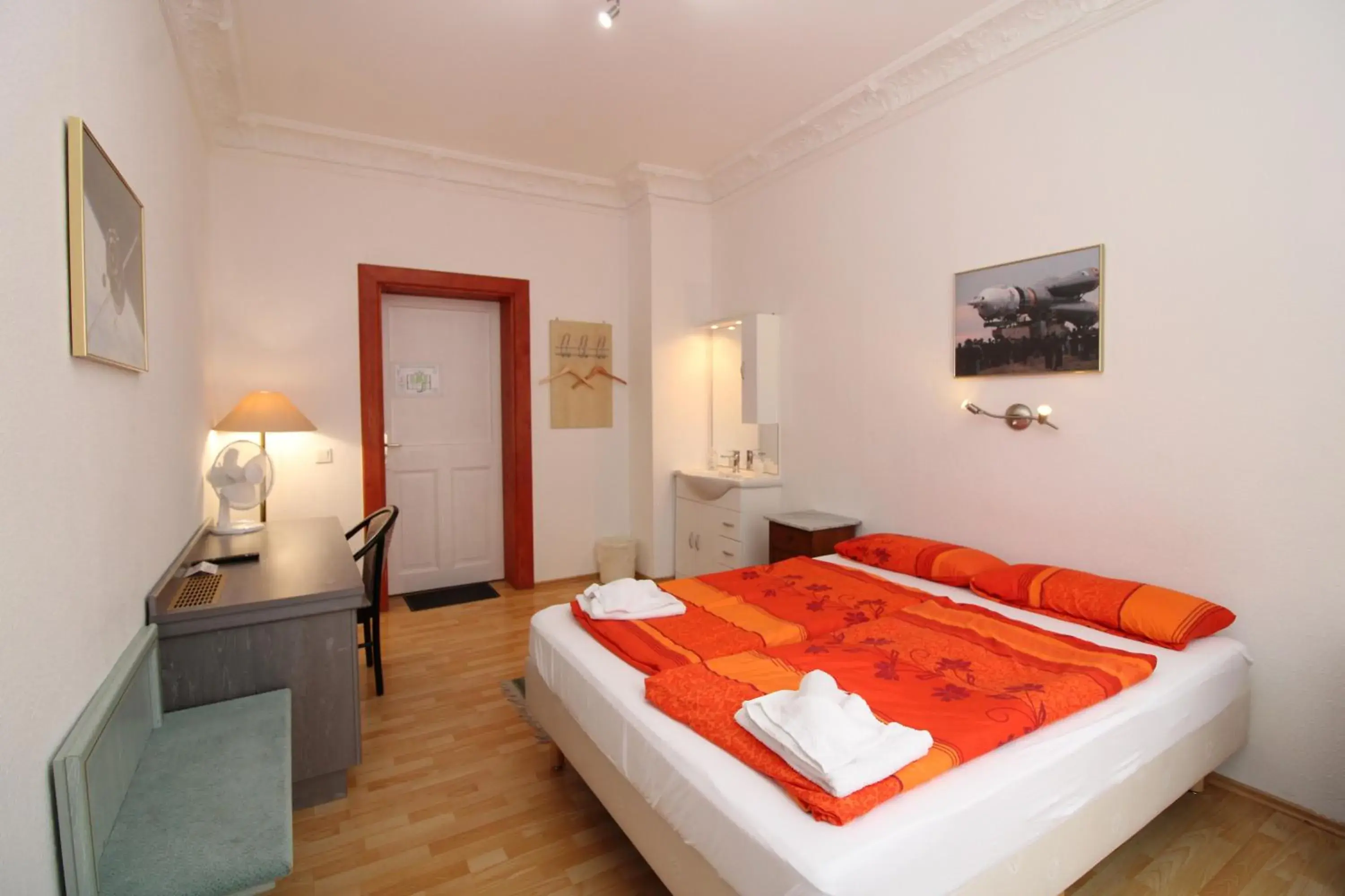 Photo of the whole room, Bed in Space Hotel im Campus der JvP Schule Photo of the whole room, Bed in Space Hotel im Campus der JvP Schule