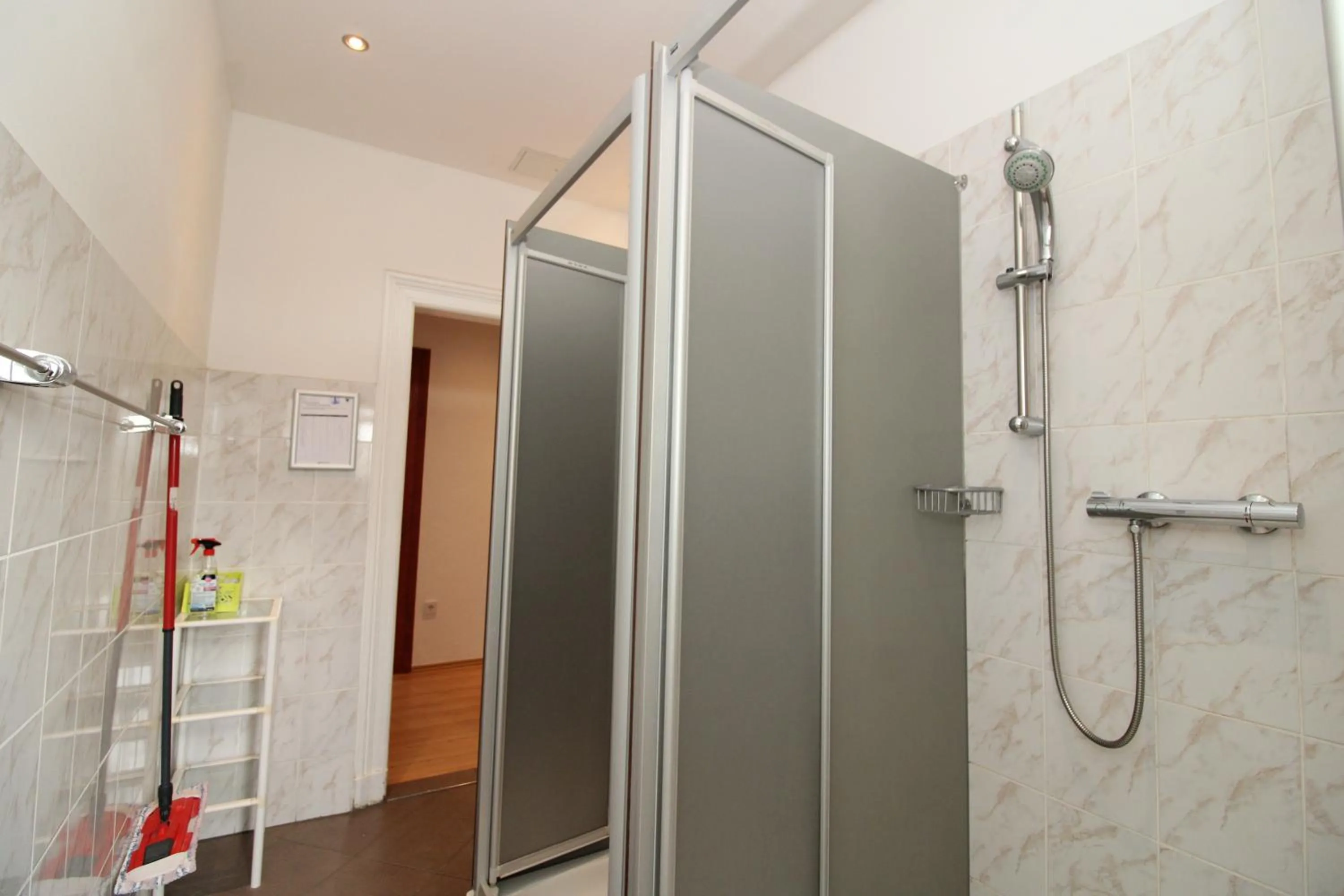 Bathroom in Space Hotel im Campus der JvP Schule