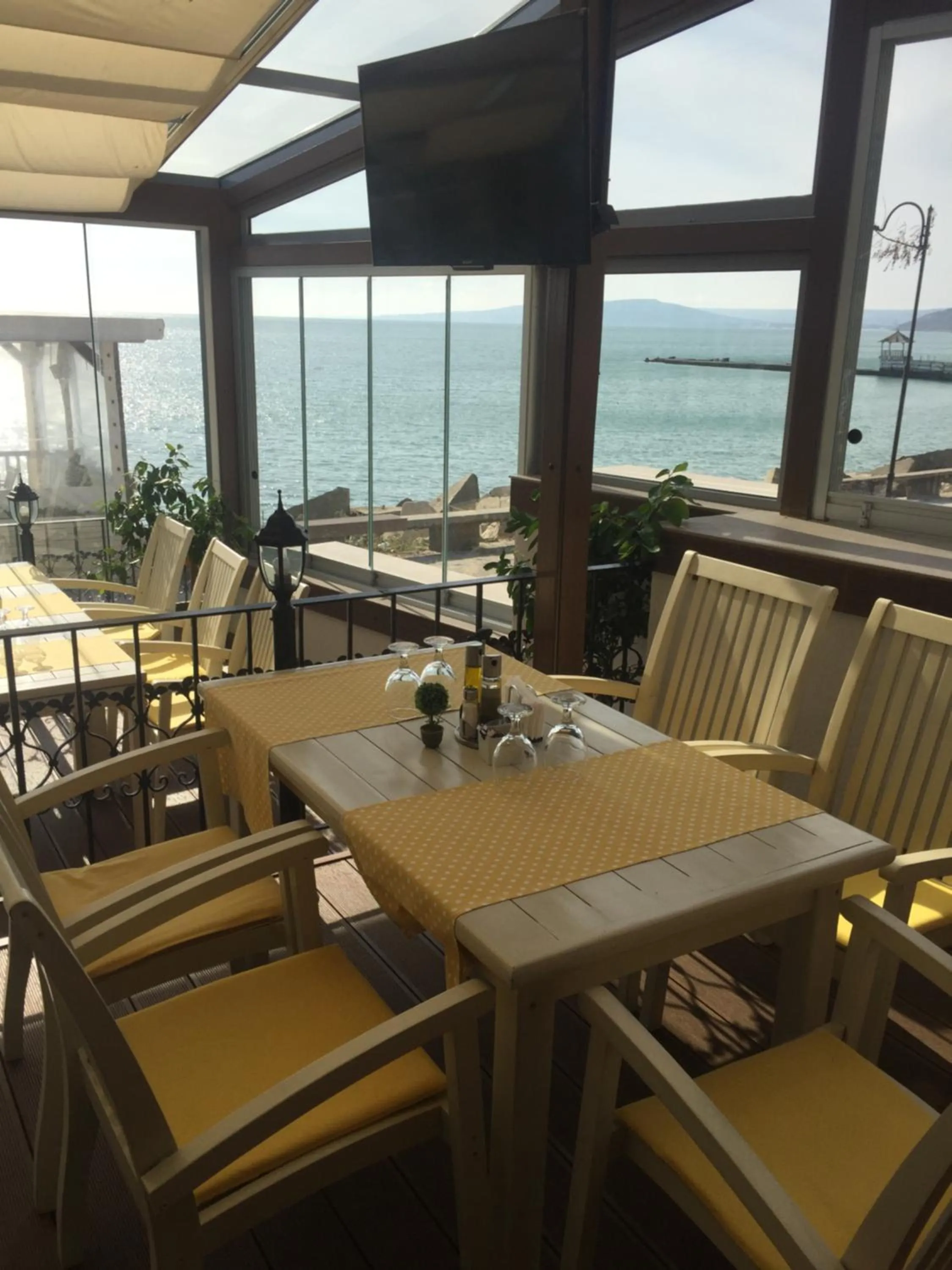 Restaurant/places to eat in White House Family Hotel Spa zone