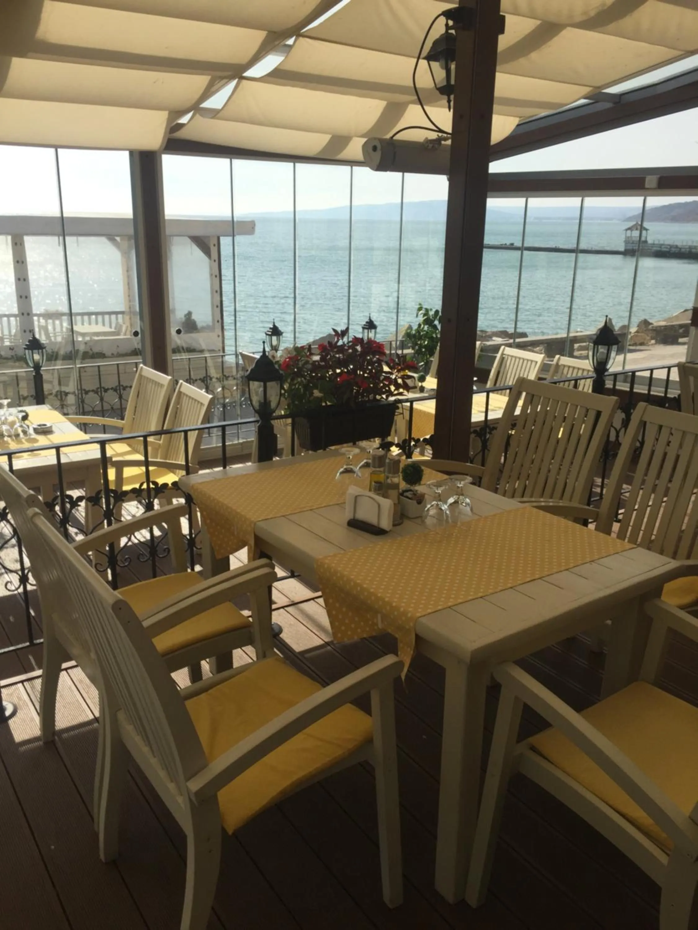 Restaurant/places to eat in White House Family Hotel Spa zone