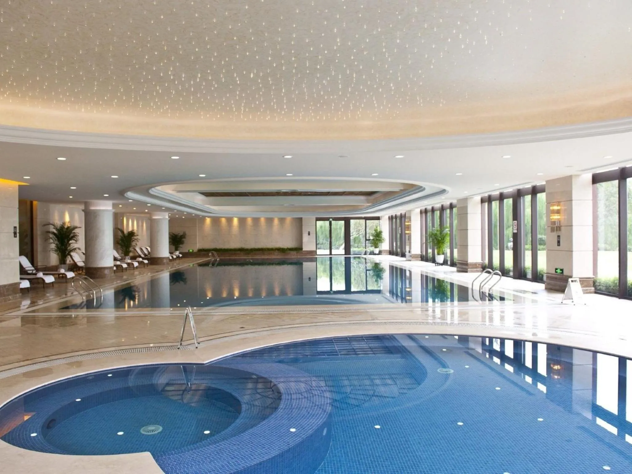 Swimming pool in Tongli Lake Resort Phase II