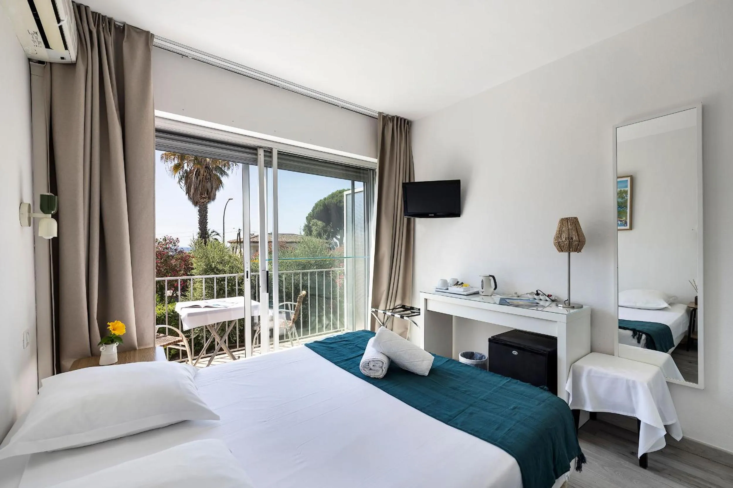 Bed in Hotel Le Golfe Bleu