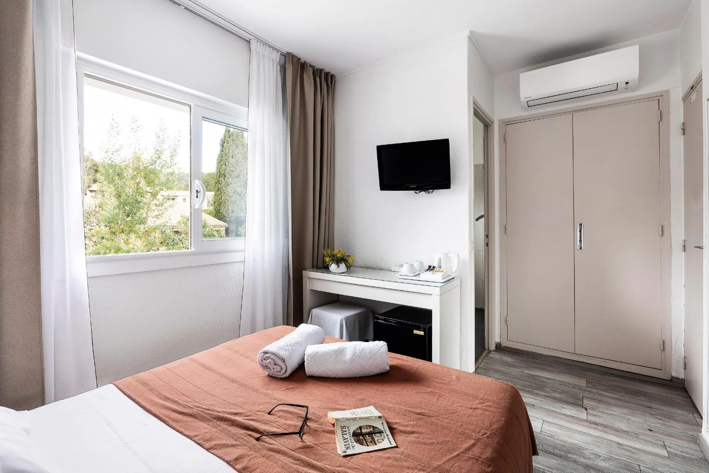 Property building, Bed in Hotel Le Golfe Bleu