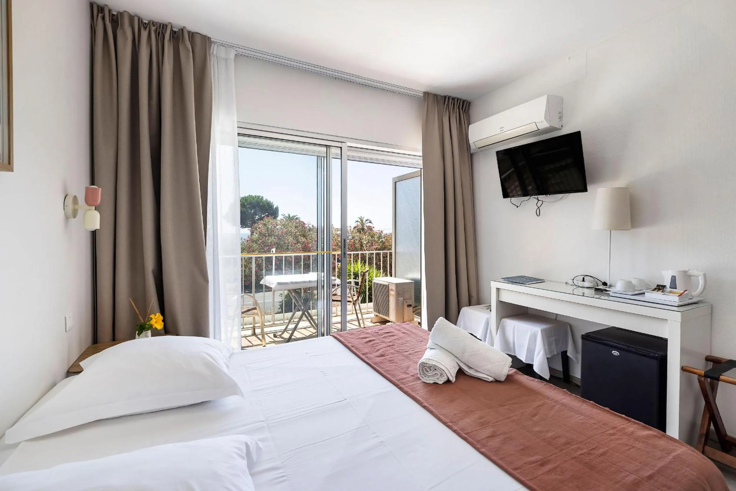 Bed in Hotel Le Golfe Bleu