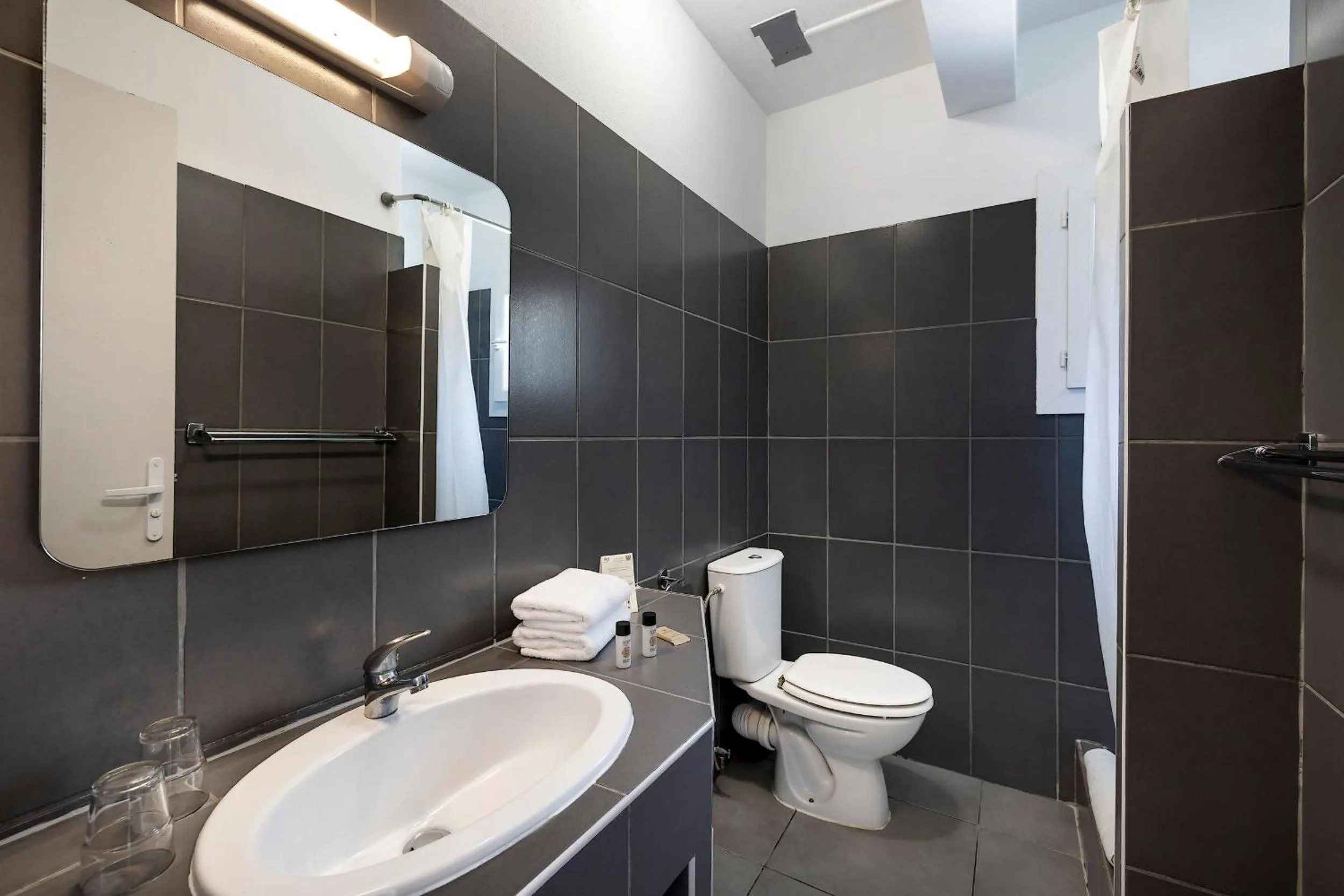 Toilet in Hotel Le Golfe Bleu