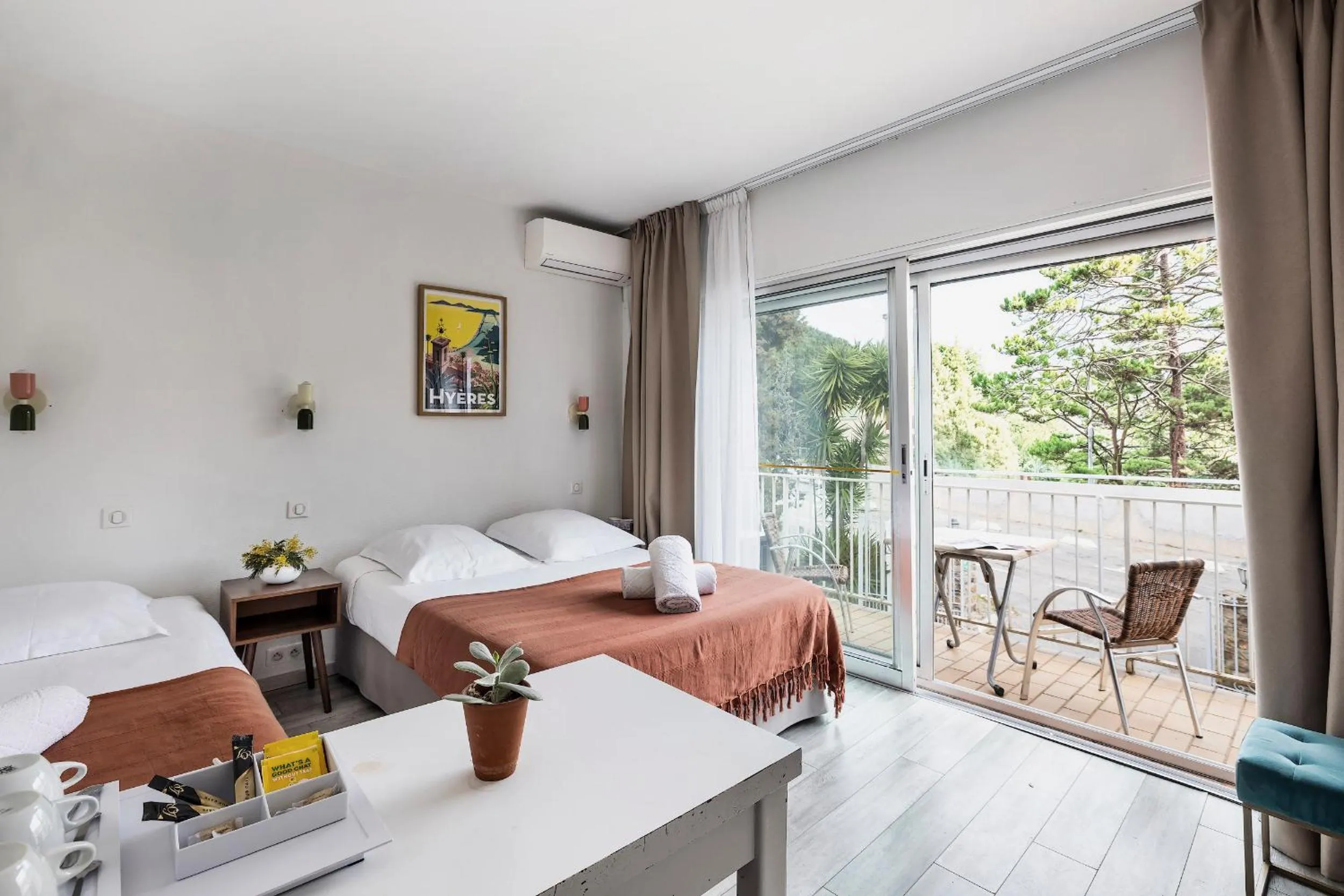 Property building, Bed in Hotel Le Golfe Bleu