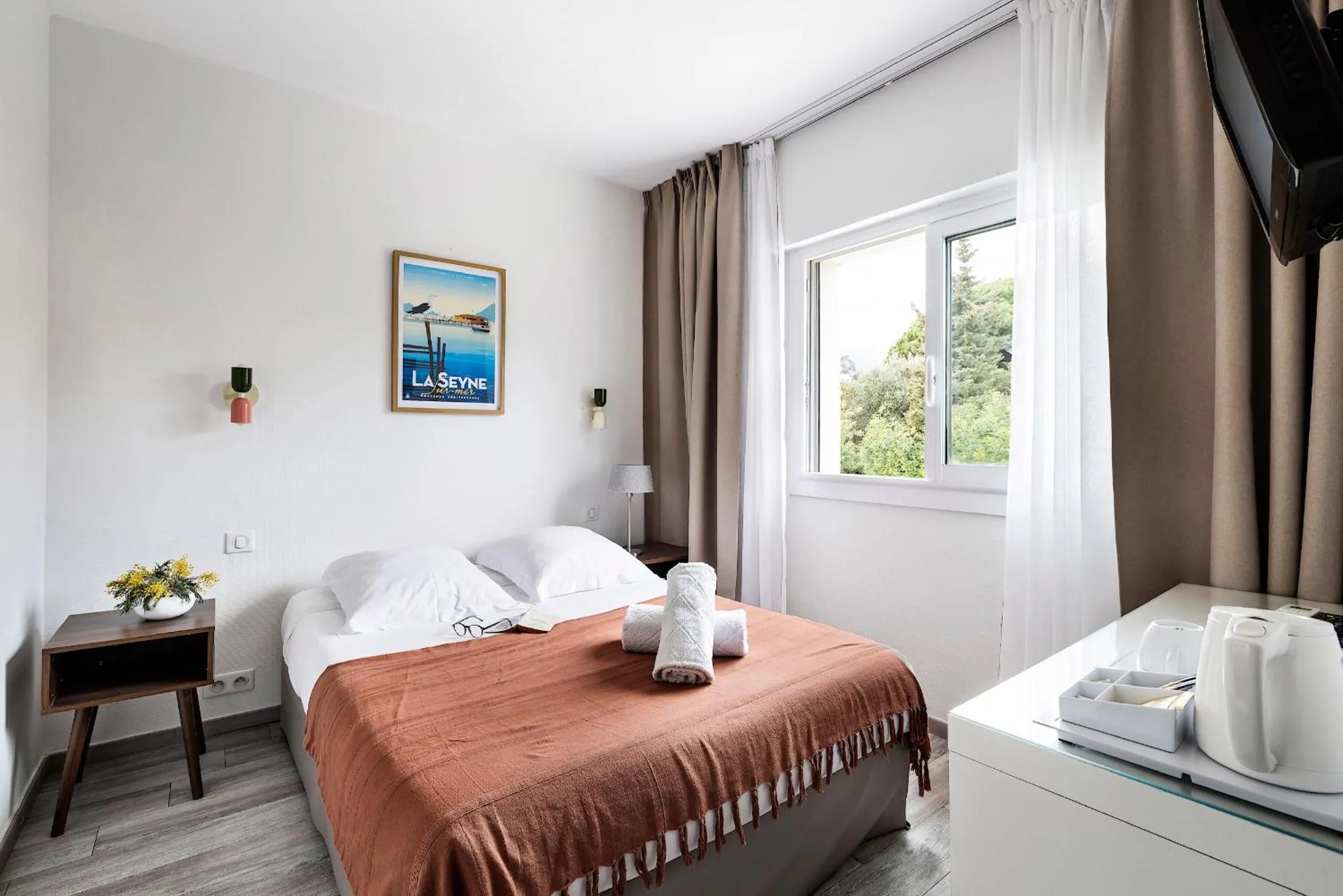 Property building, Bed in Hotel Le Golfe Bleu