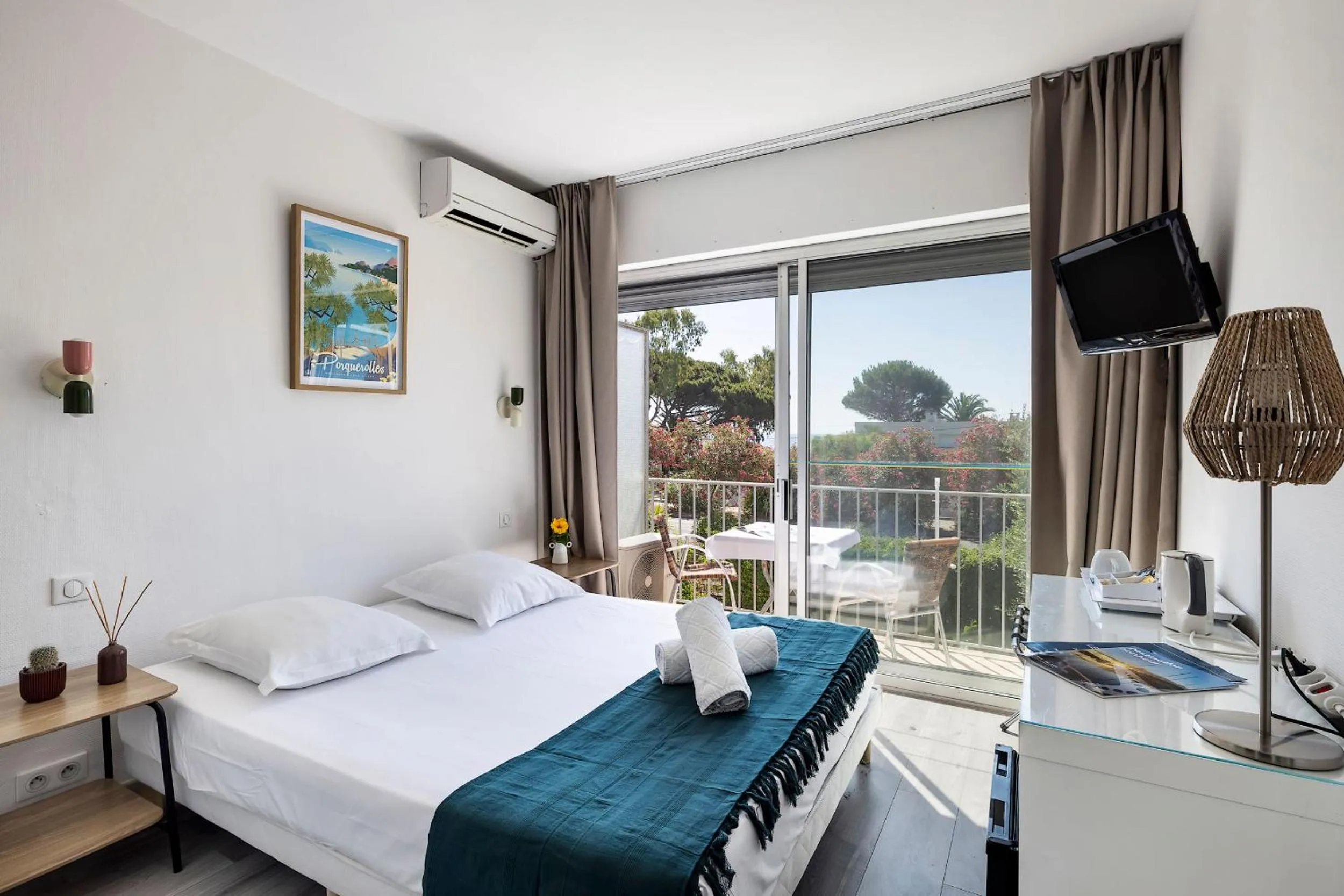 Bed in Hotel Le Golfe Bleu