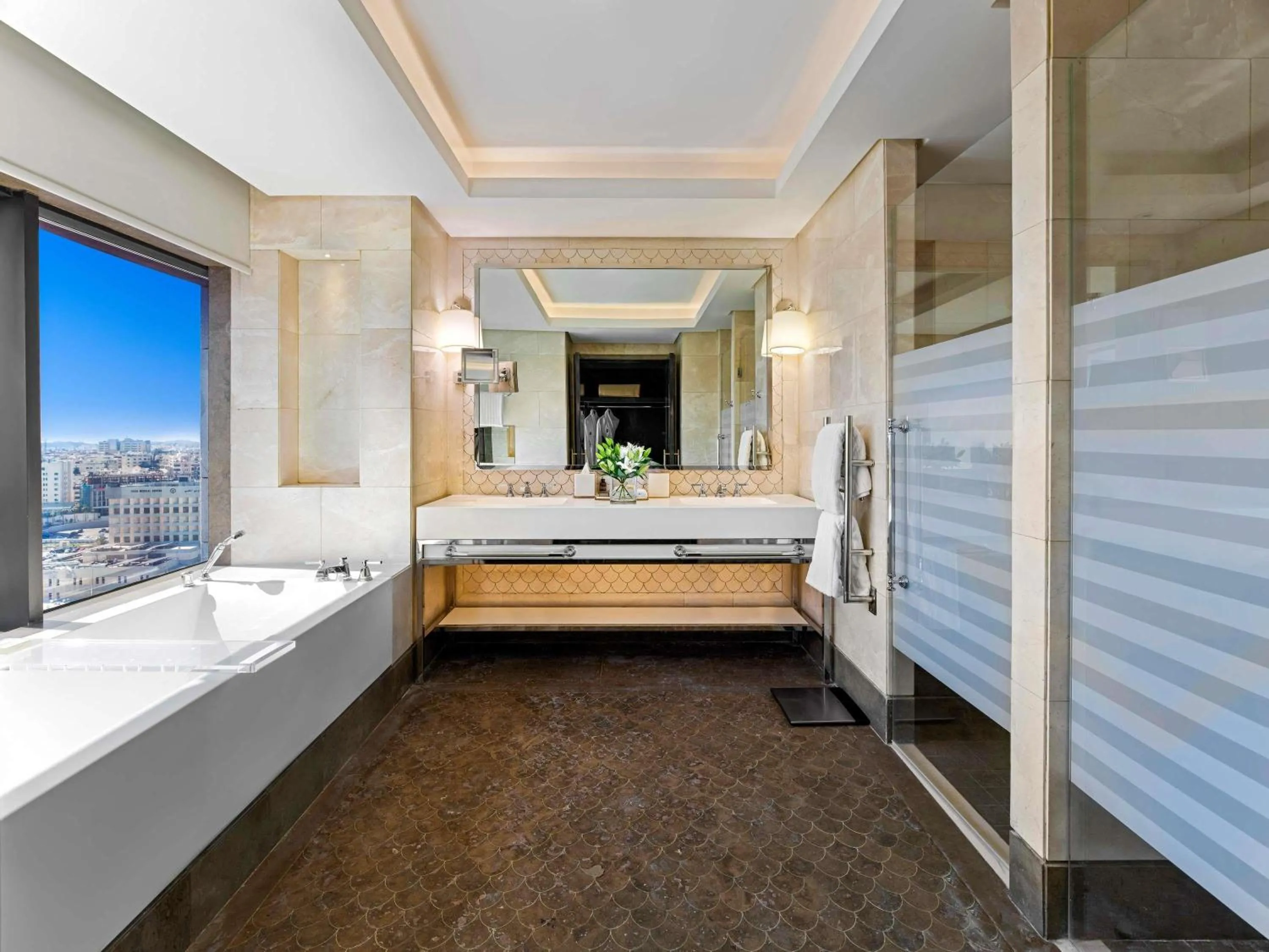 Bedroom, Bed in Fairmont Amman