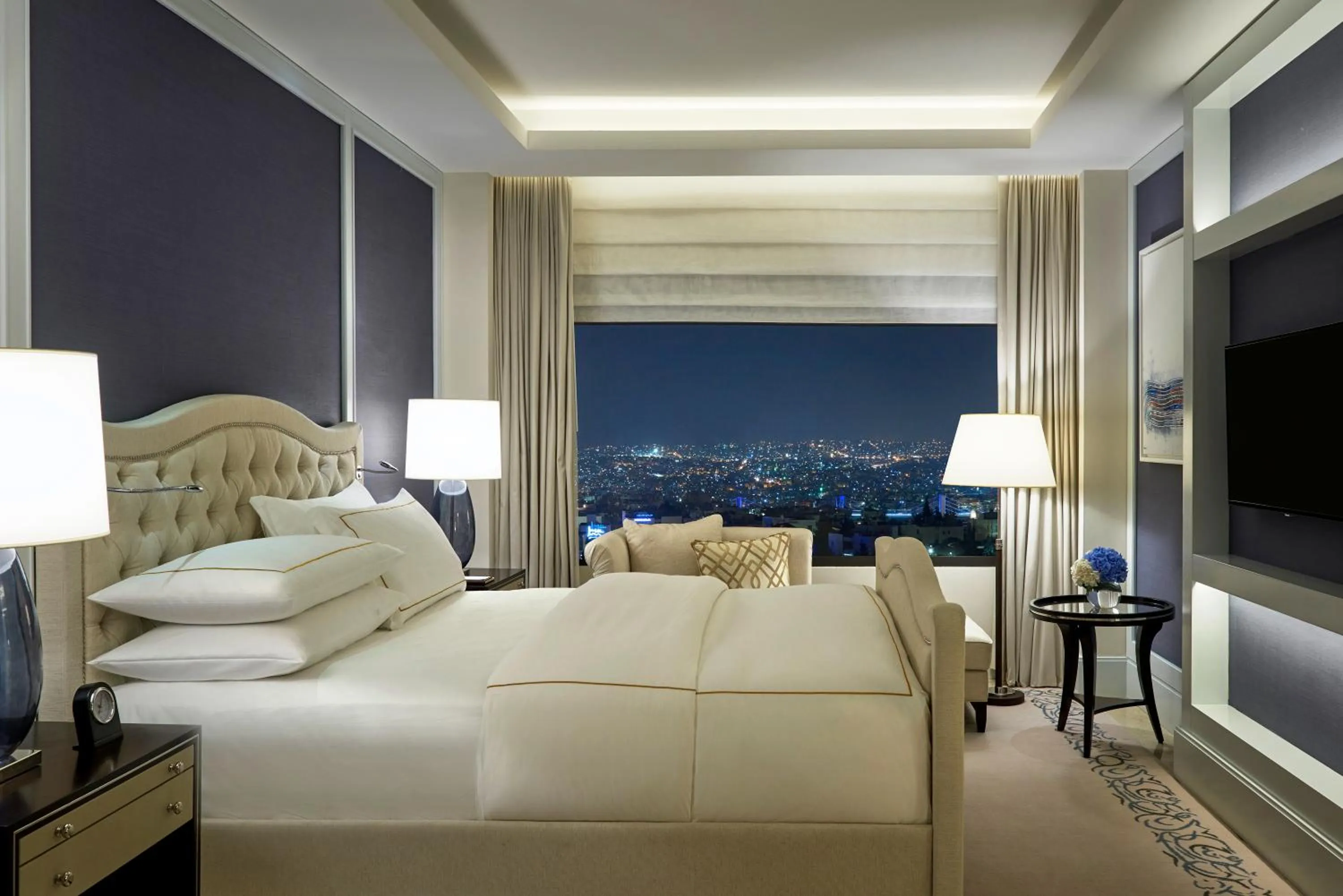 Bed in Fairmont Amman
