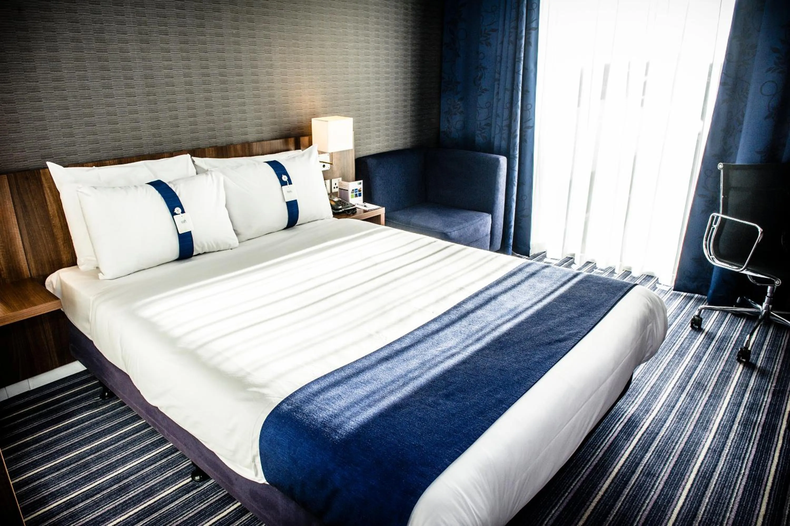 Photo of the whole room, Bed in Holiday Inn Express Manchester City Centre by IHG