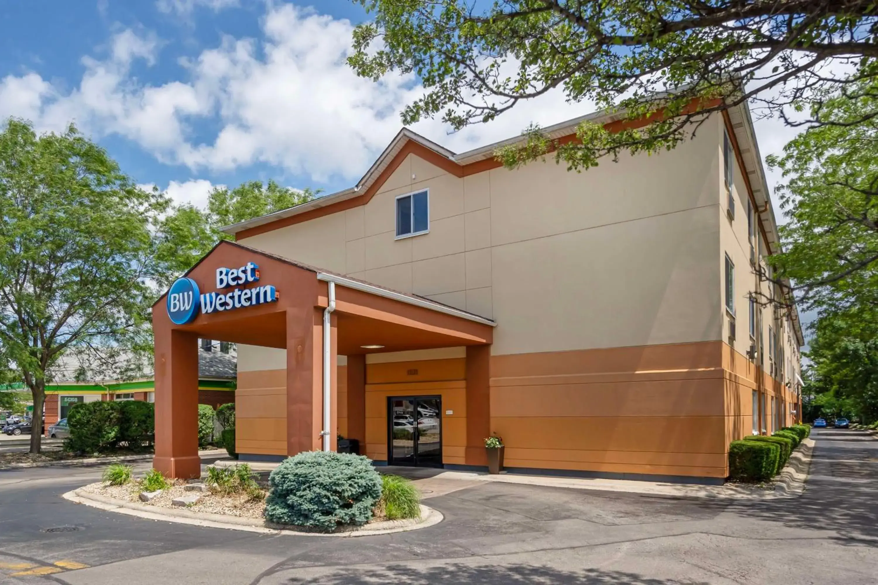 Property building in Best Western Des Plaines O'Hare Property building in Best Western Des Plaines O'Hare