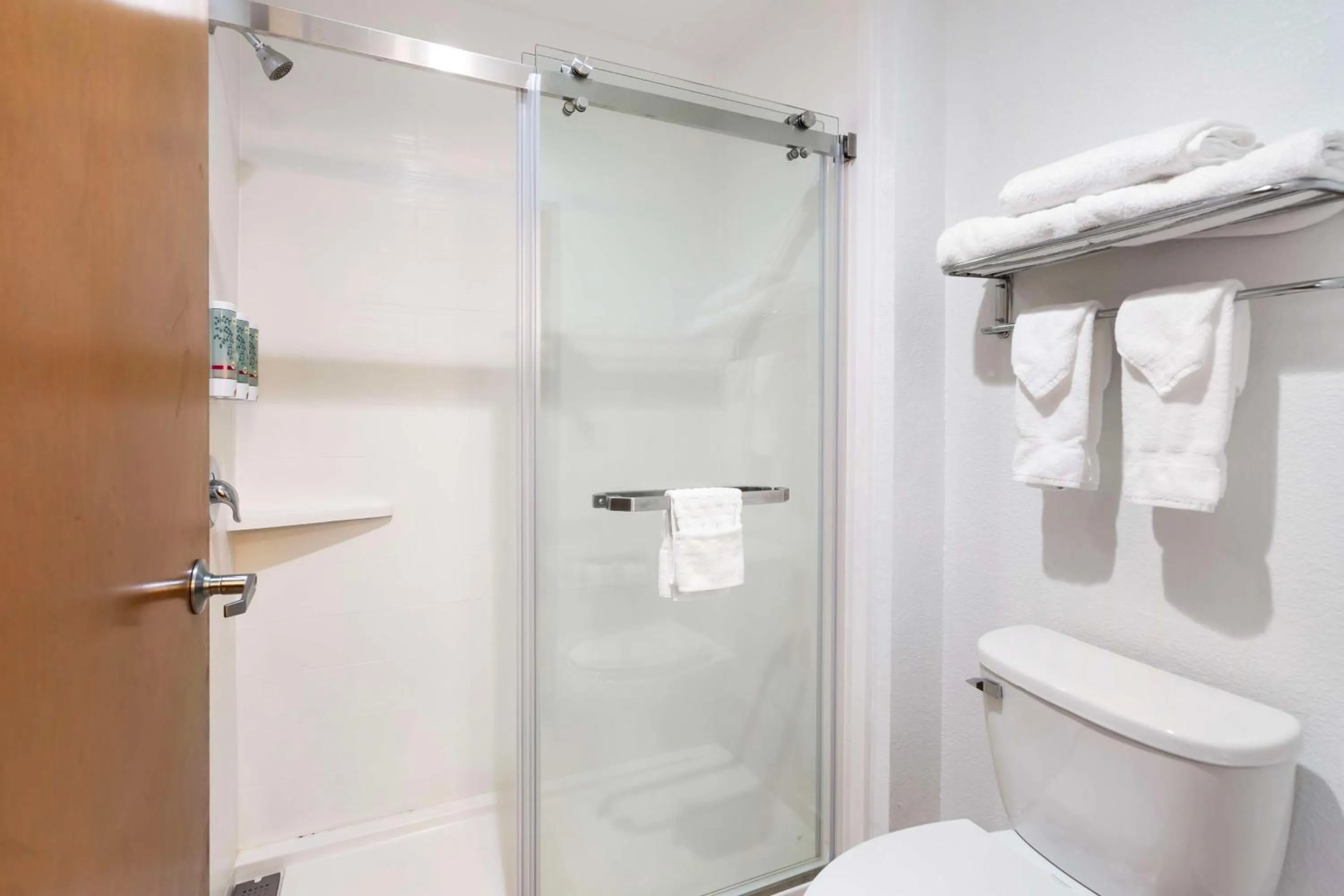 Bathroom in Best Western Des Plaines O'Hare