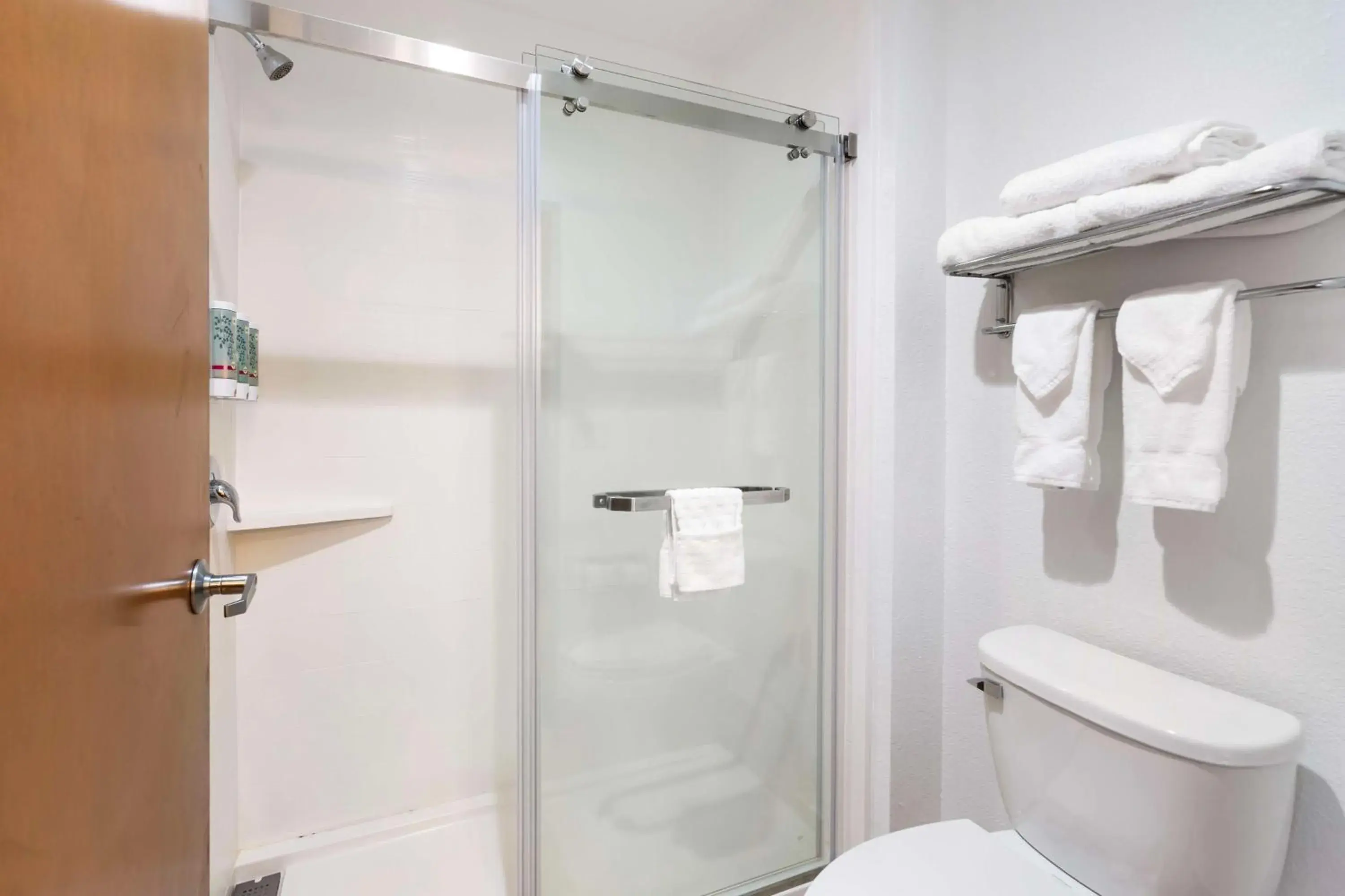 Bathroom in Best Western Des Plaines O'Hare Bathroom in Best Western Des Plaines O'Hare