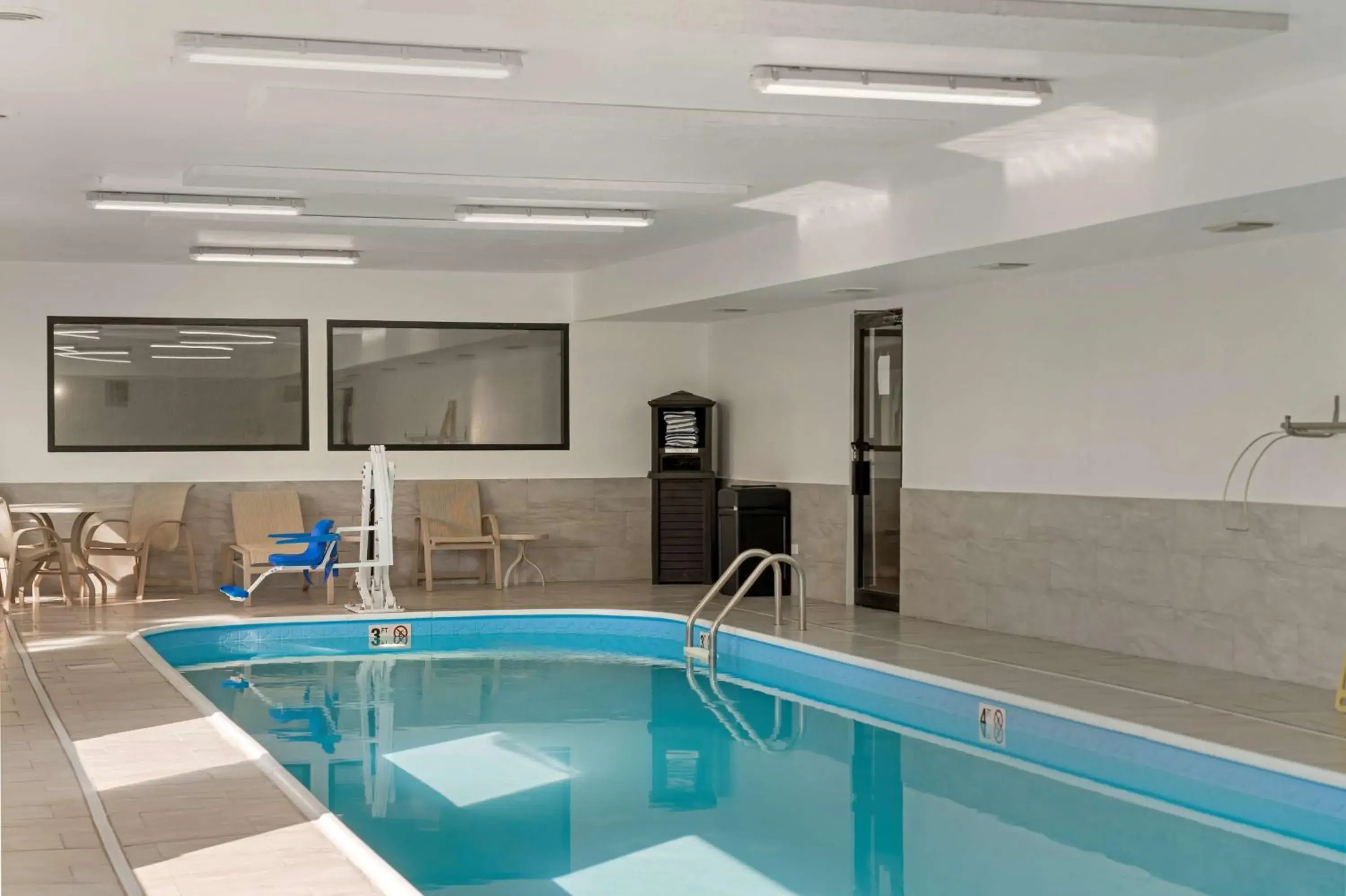 Pool view in Best Western Des Plaines O'Hare Pool view in Best Western Des Plaines O'Hare