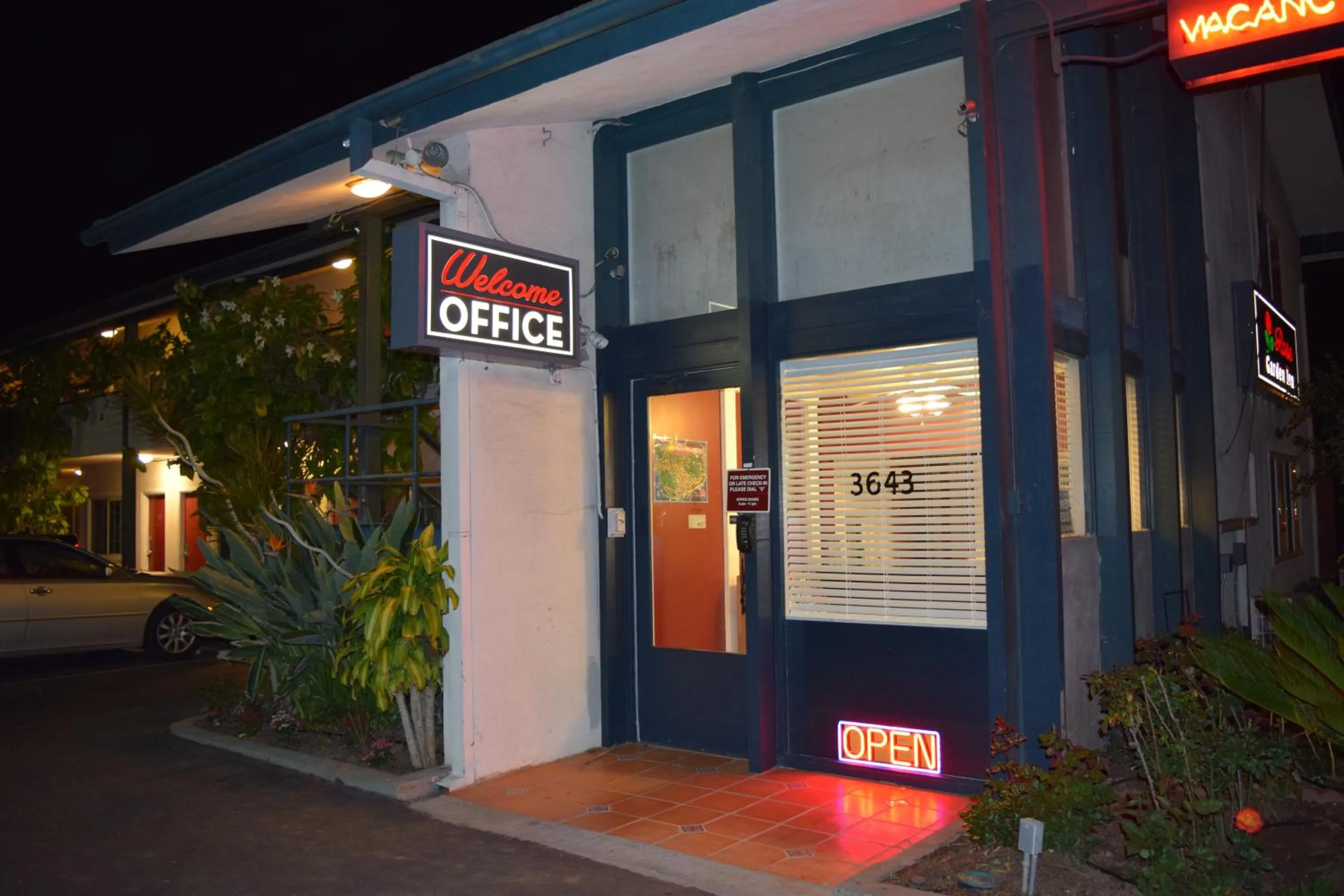 Facade/entrance in Rose Garden Inn