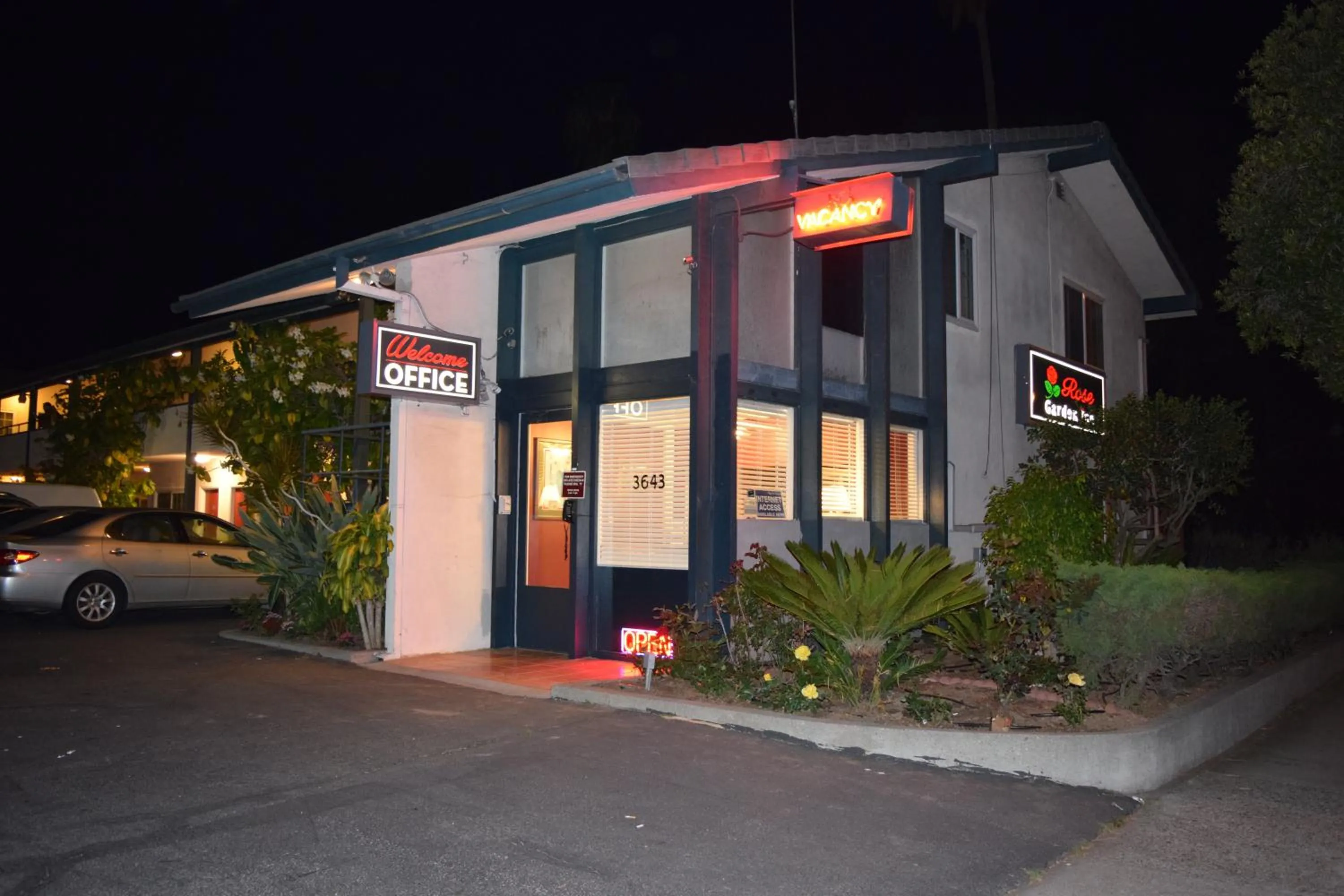 Facade/entrance in Rose Garden Inn