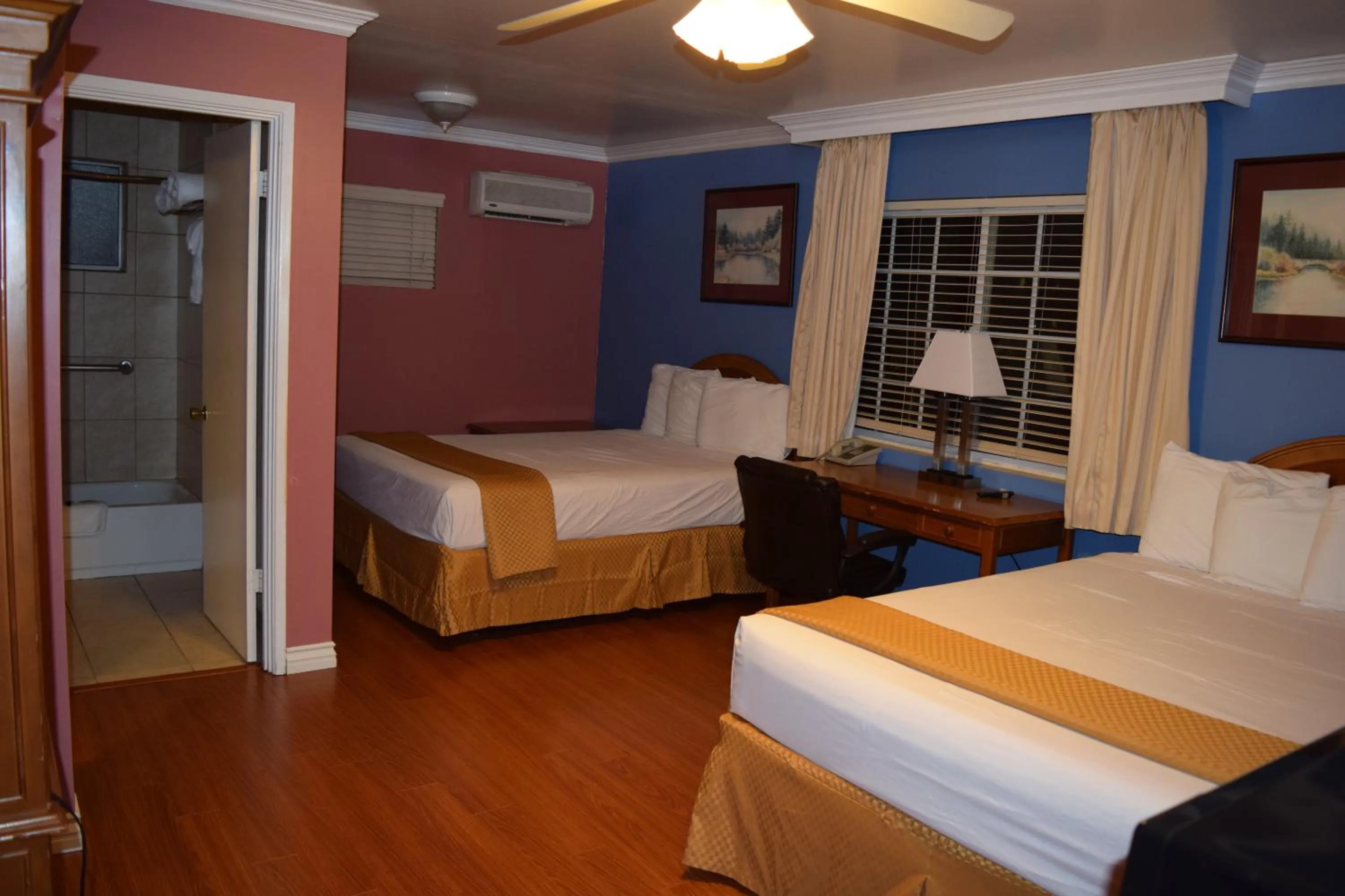 Bed in Rose Garden Inn