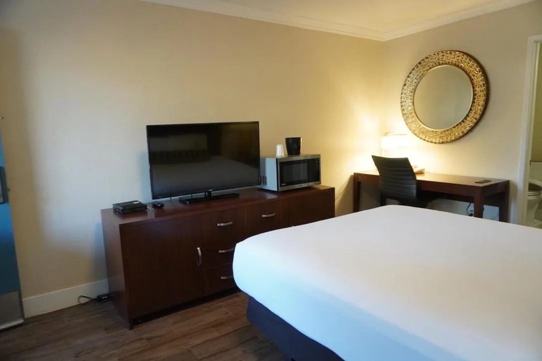 Communal lounge/ TV room, Bed in Rose Garden Inn