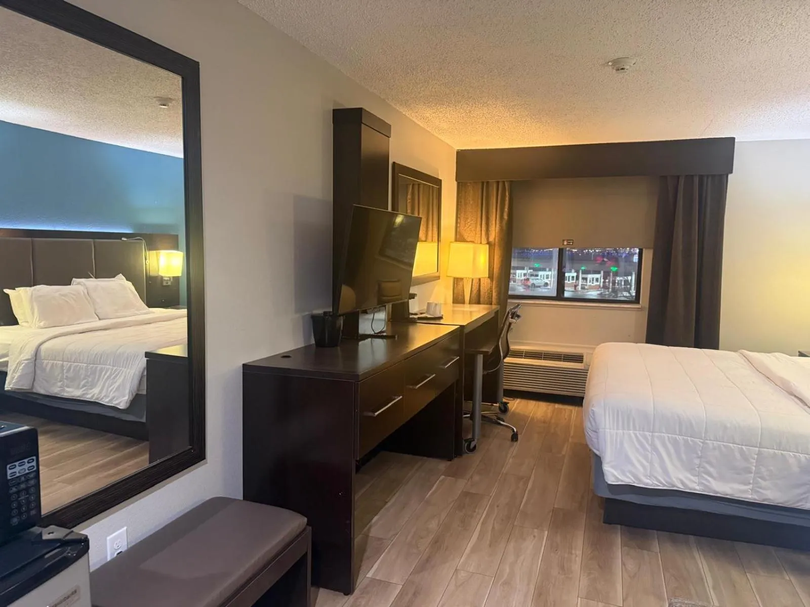 Bed in Quality Inn & Suites Detroit Metro Airport