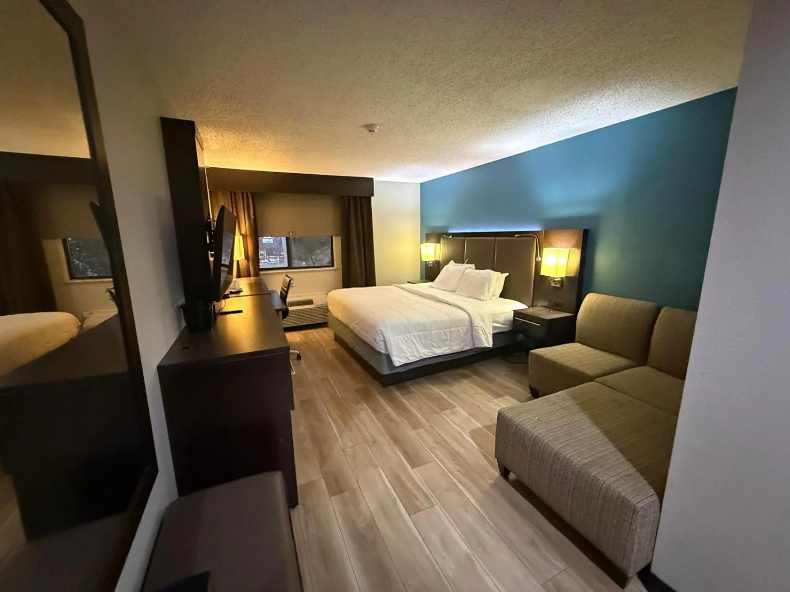 Bed in Quality Inn & Suites Detroit Metro Airport