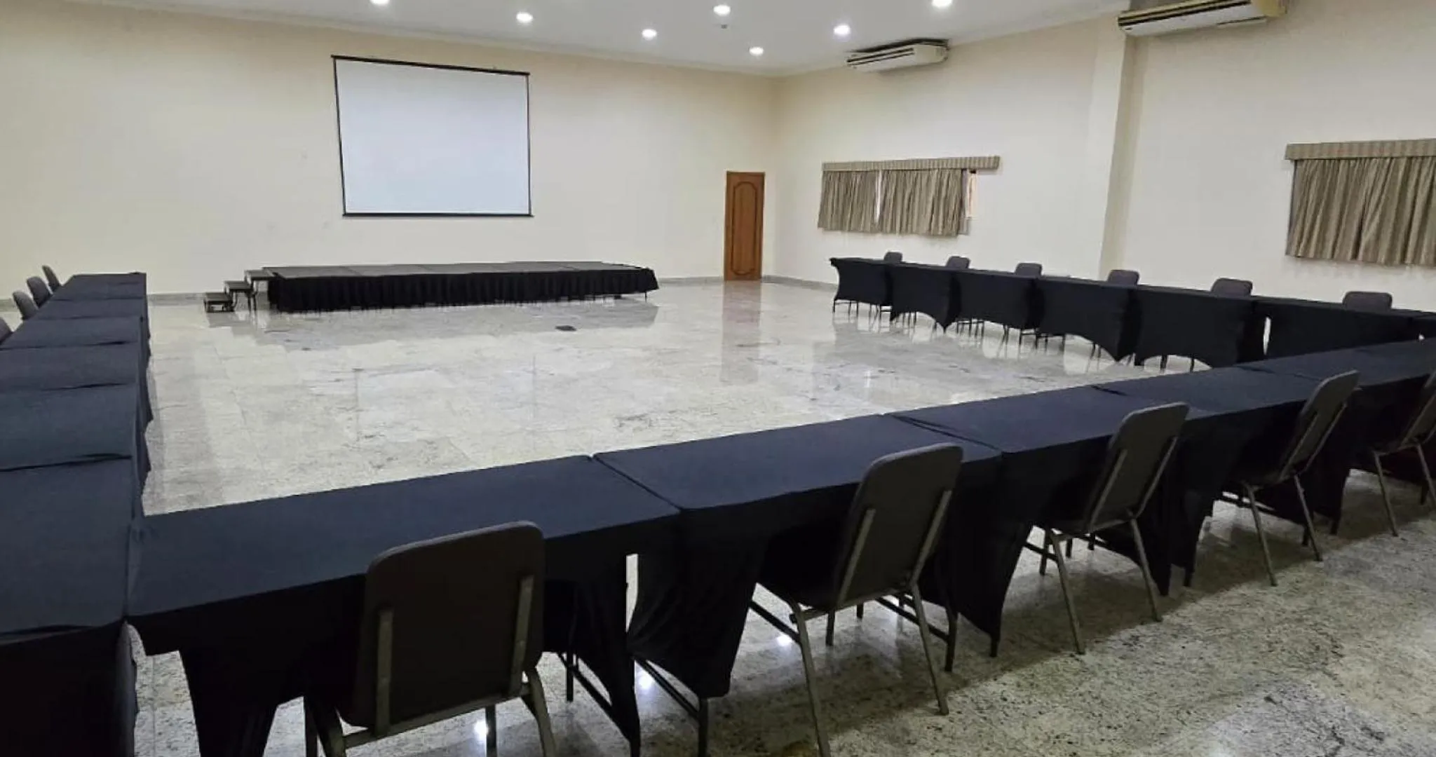Meeting/conference room in Hotel Dan Inn Campinas Anhanguera - By Nacional Inn