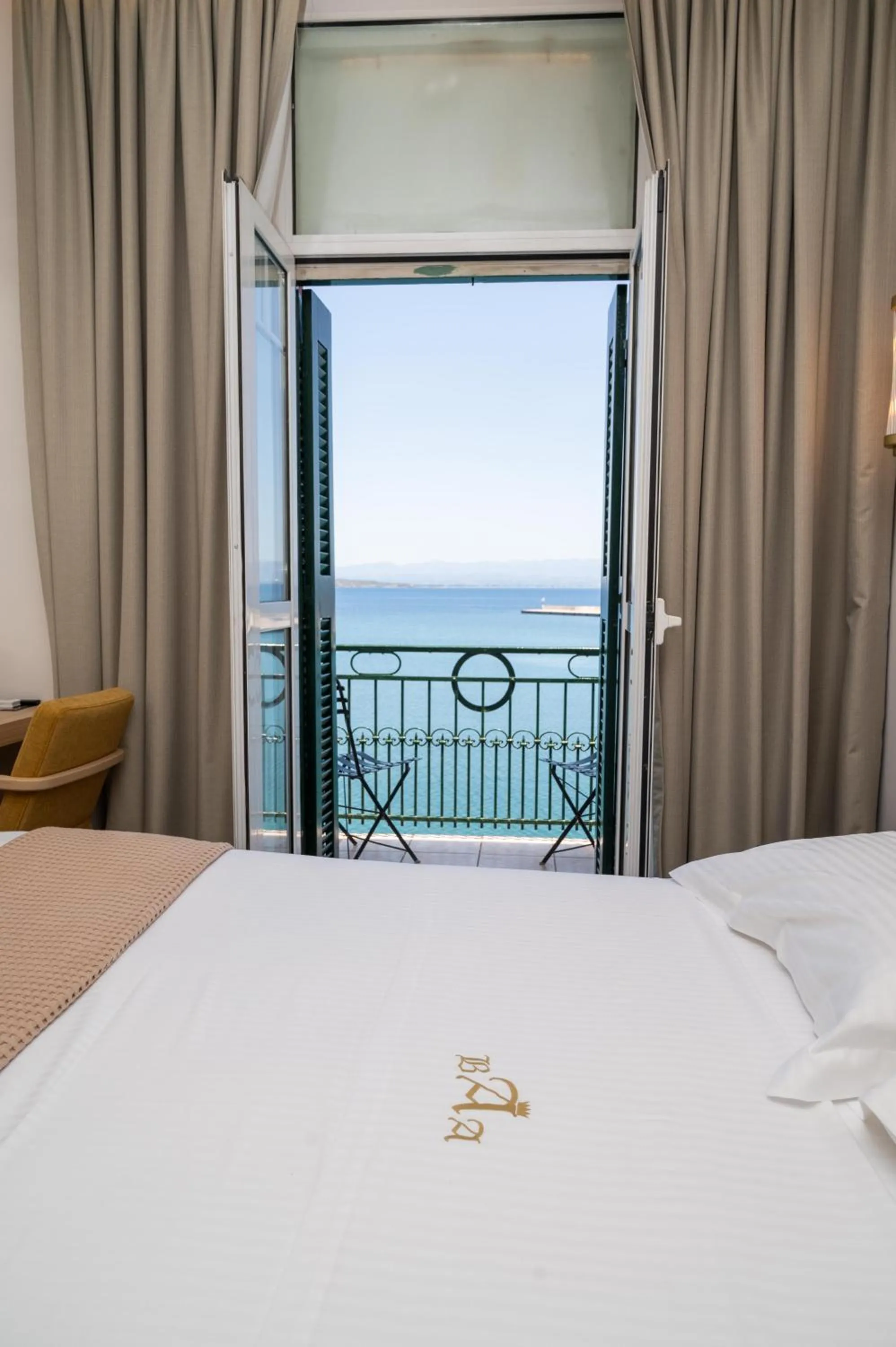 Bed in Aktaion City Hotel