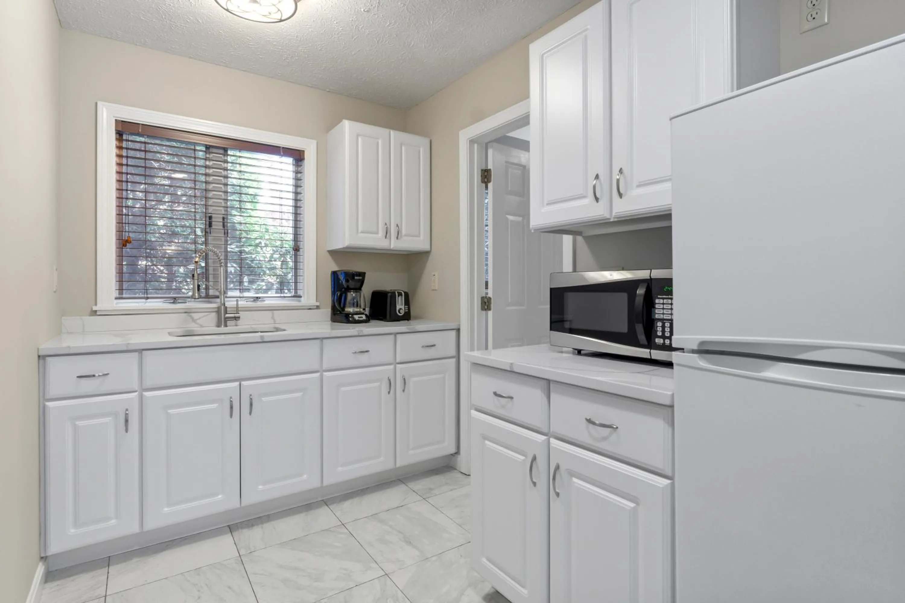 Kitchen or kitchenette in Sea Rose Suites