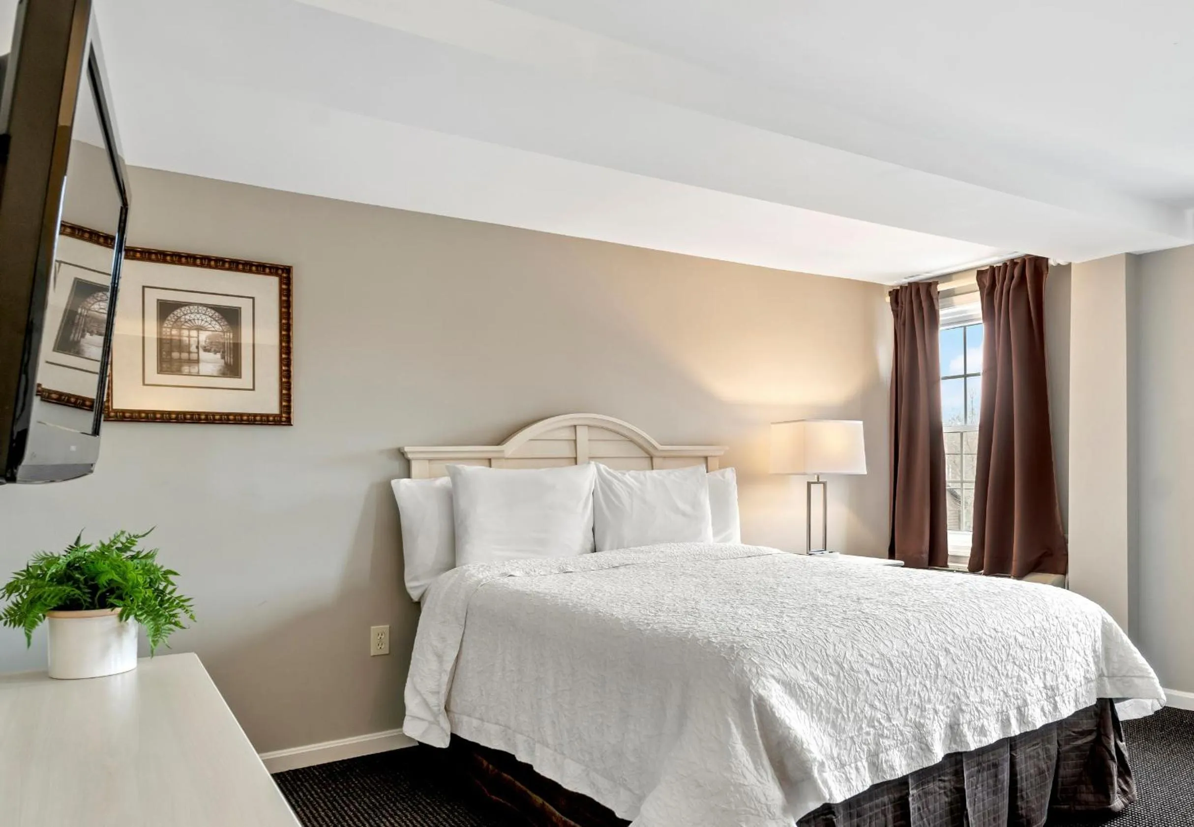 Bedroom, Bed in Sea Rose Suites