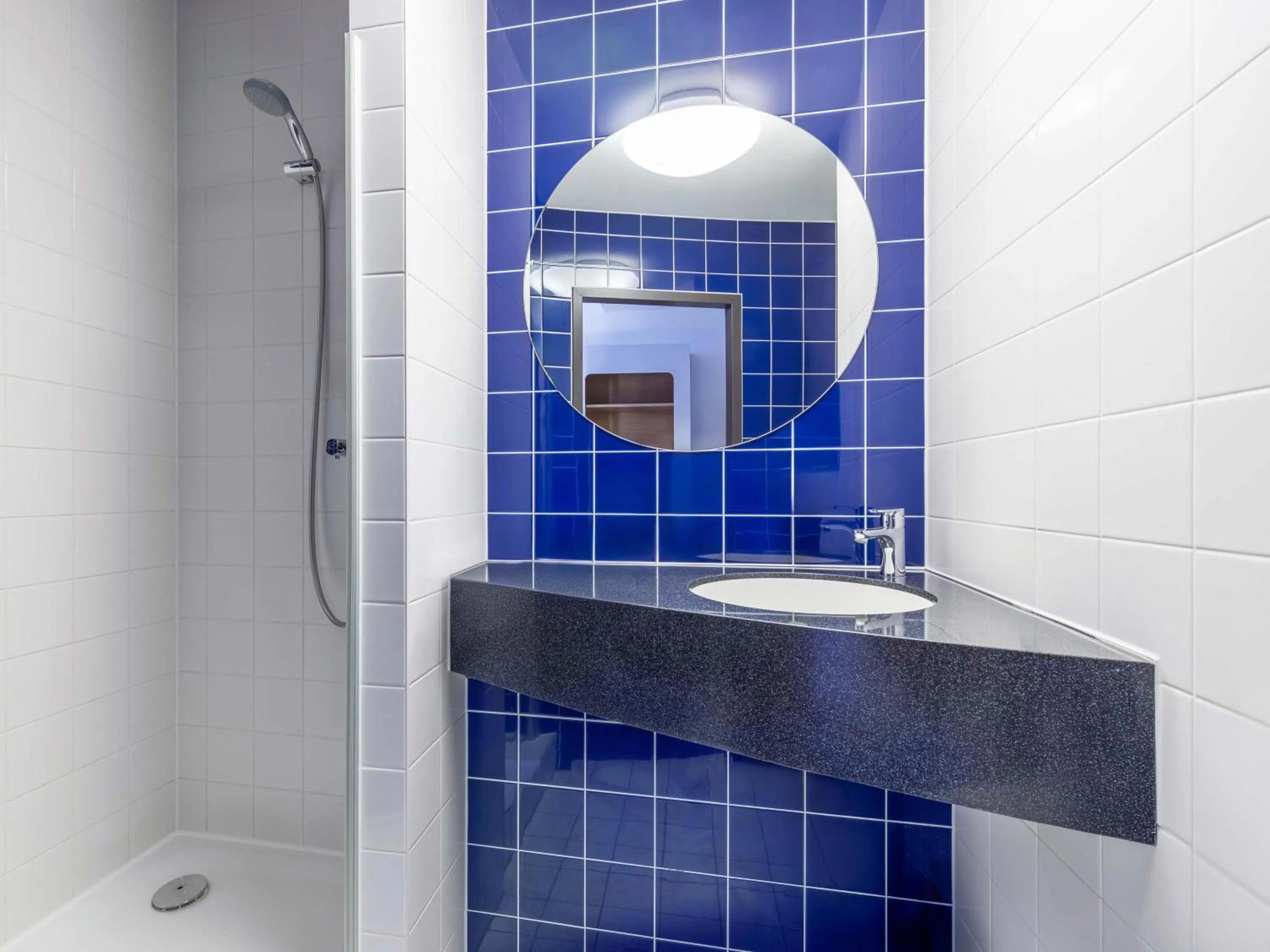 Bathroom in B&B Hotel Dresden-Messe