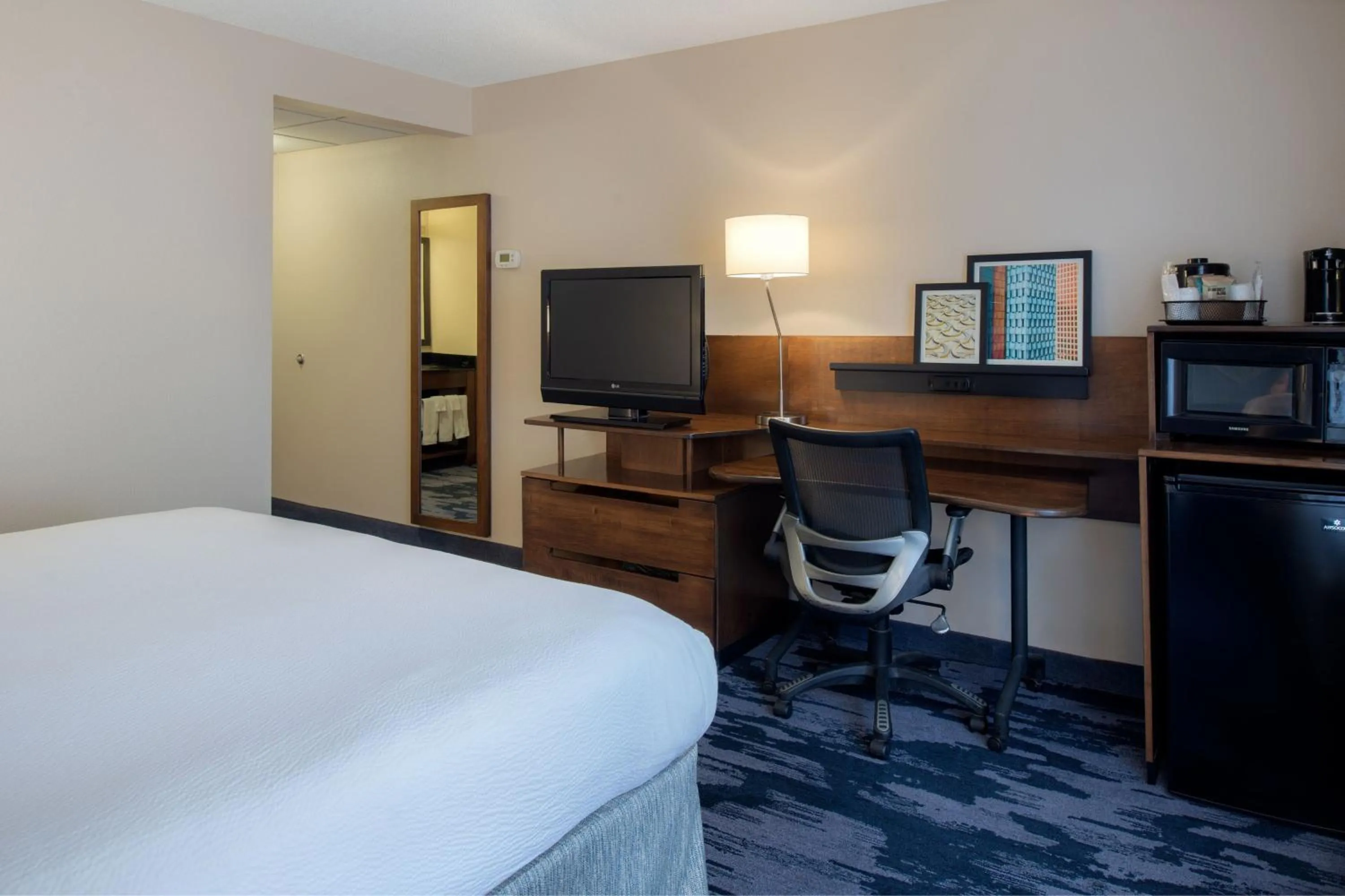 Photo of the whole room, Bed in Fairfield by Marriott