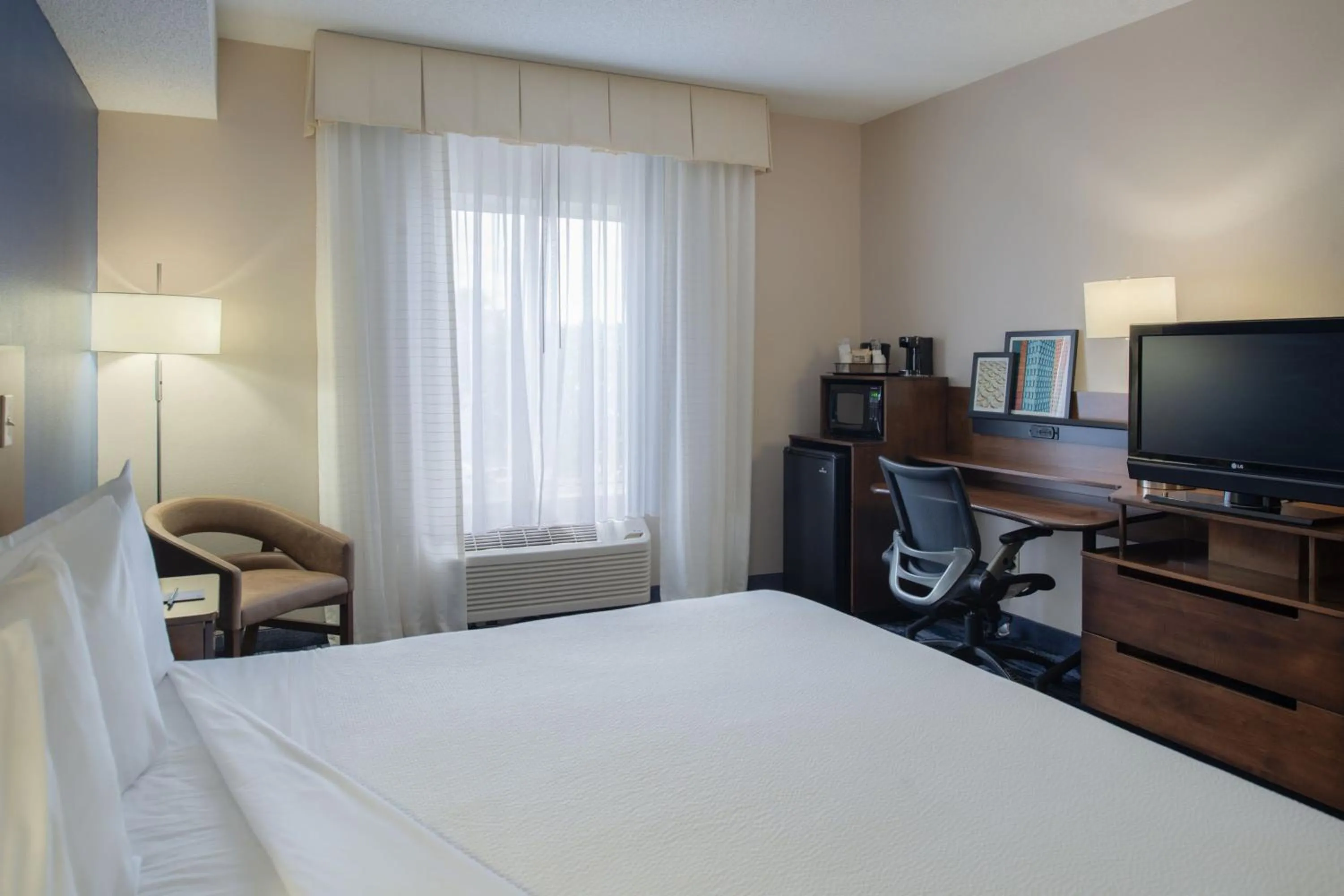 Photo of the whole room, Bed in Fairfield by Marriott