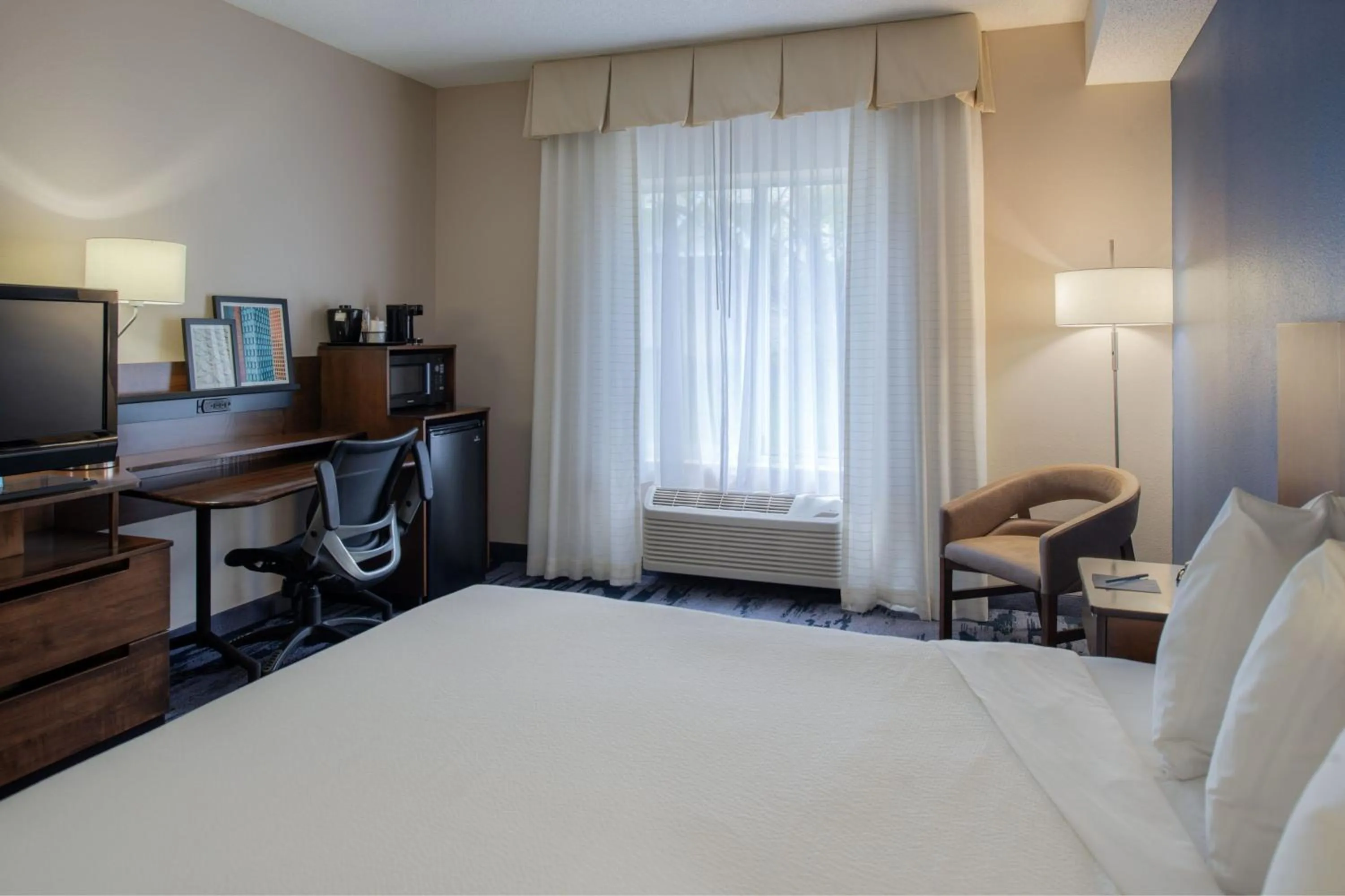 Photo of the whole room, Bed in Fairfield by Marriott