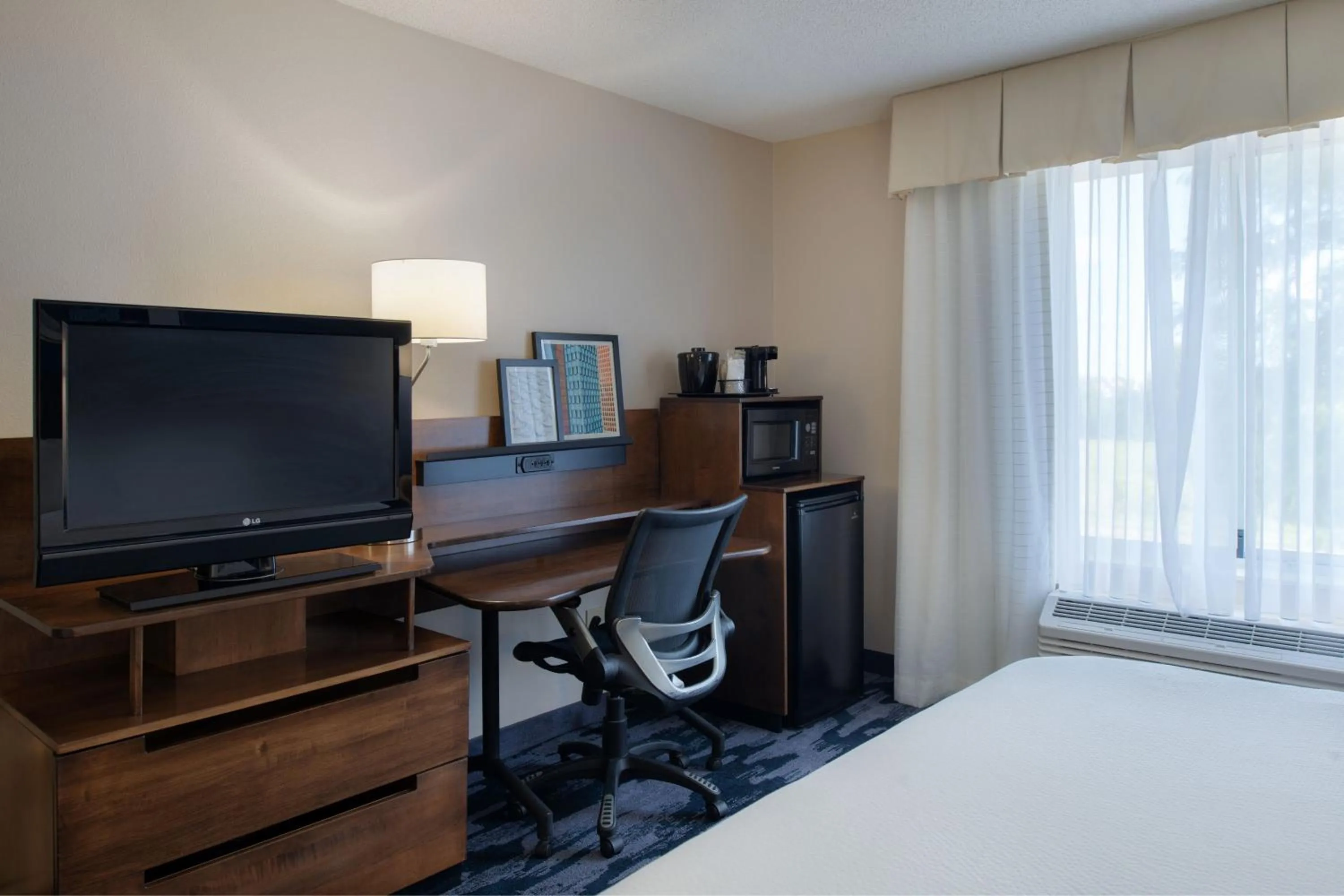 Photo of the whole room, Bed in Fairfield by Marriott