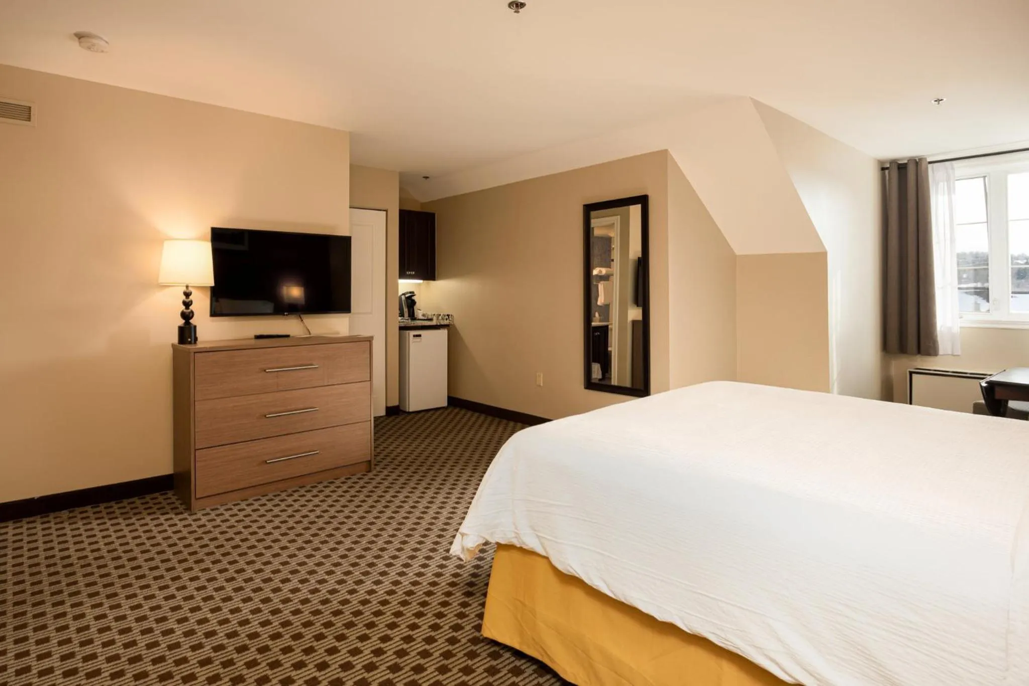 Photo of the whole room, Bed in Holiday Inn Express & Suites Tremblant by IHG