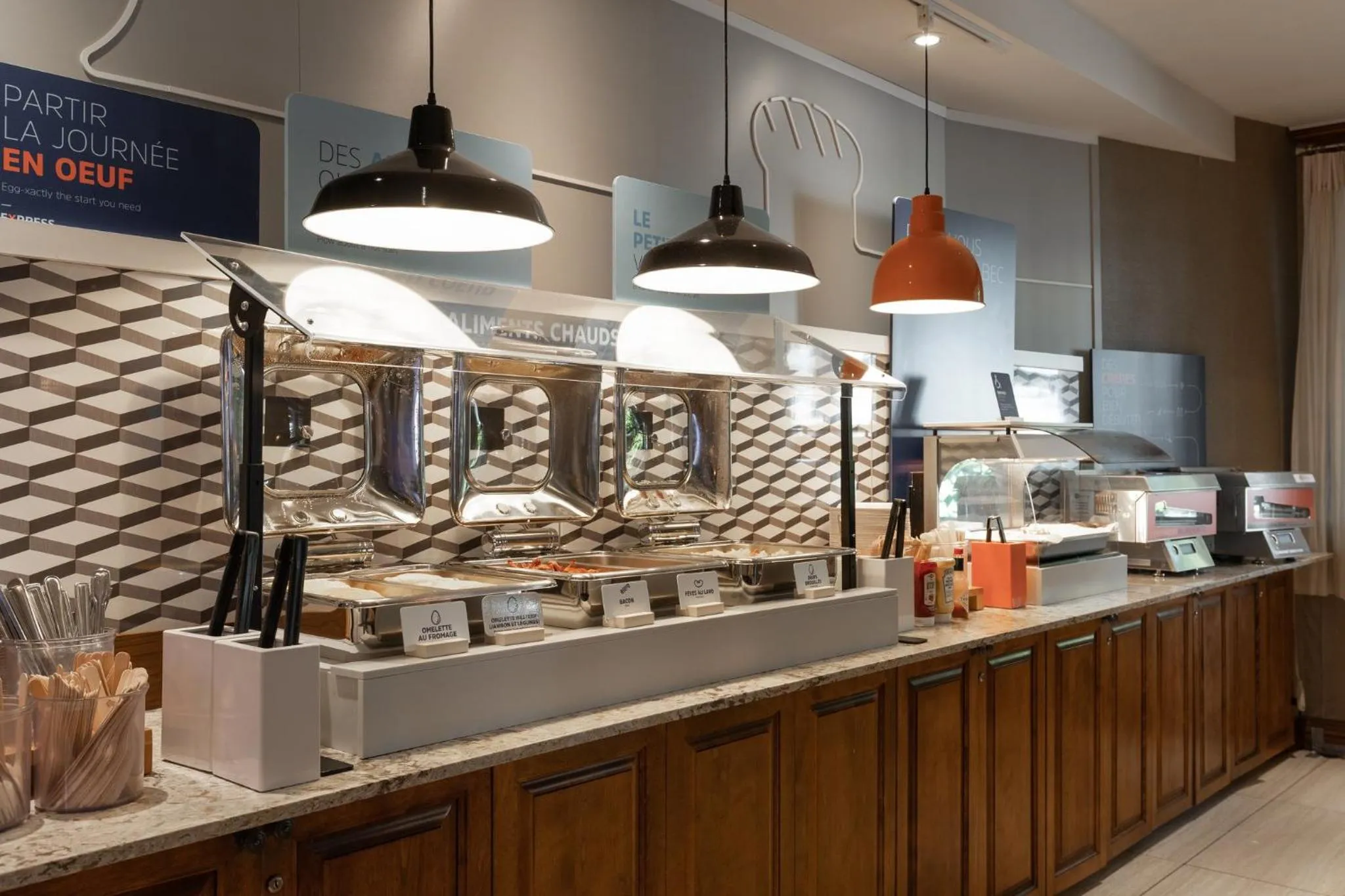 Breakfast in Holiday Inn Express & Suites Tremblant by IHG